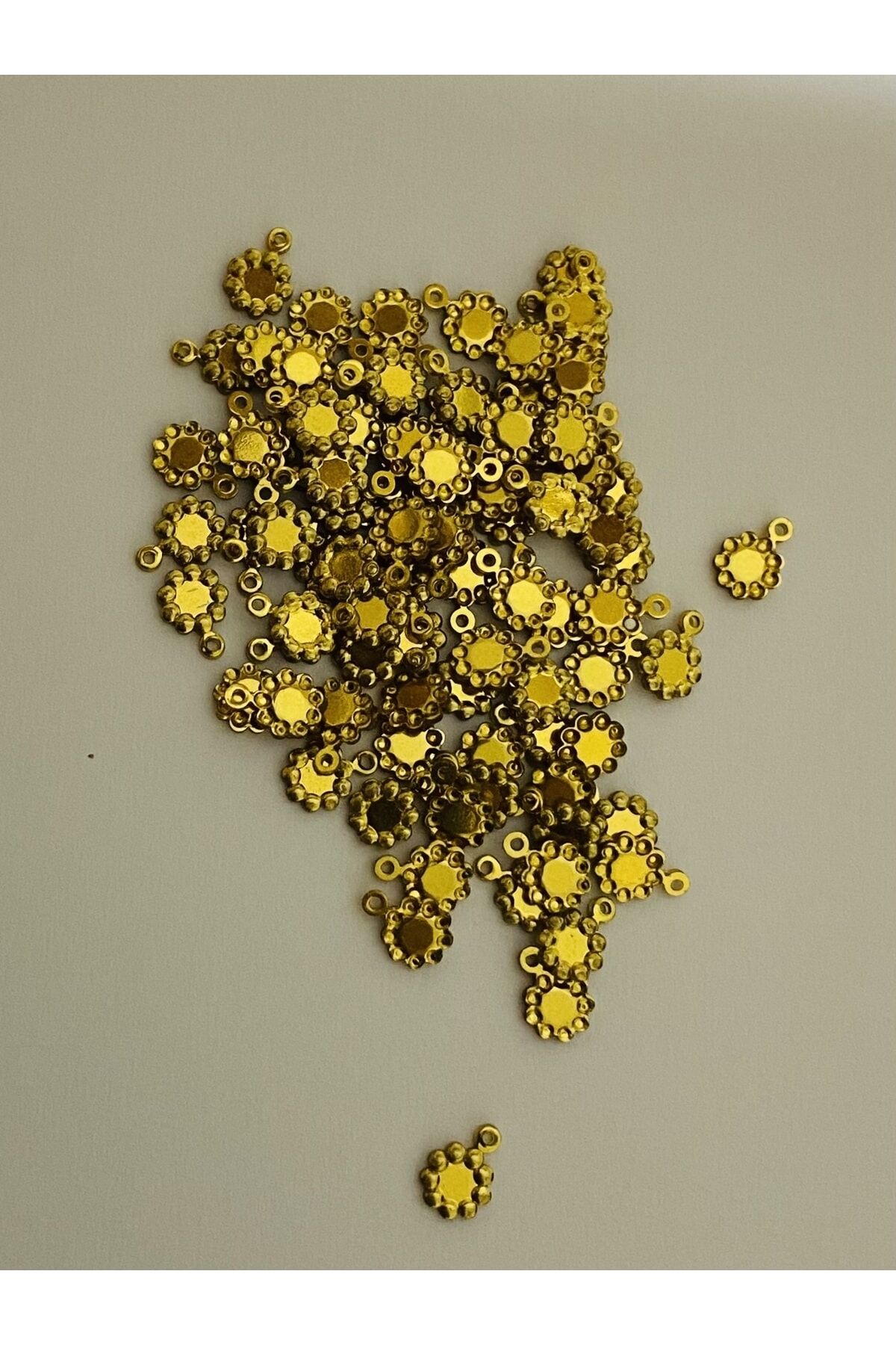 Yuvarlak Papatya Noktalı Oya, Abiye, Halhal, Bileklik, Kolye Vb. Pleksi Pul. 20gr.