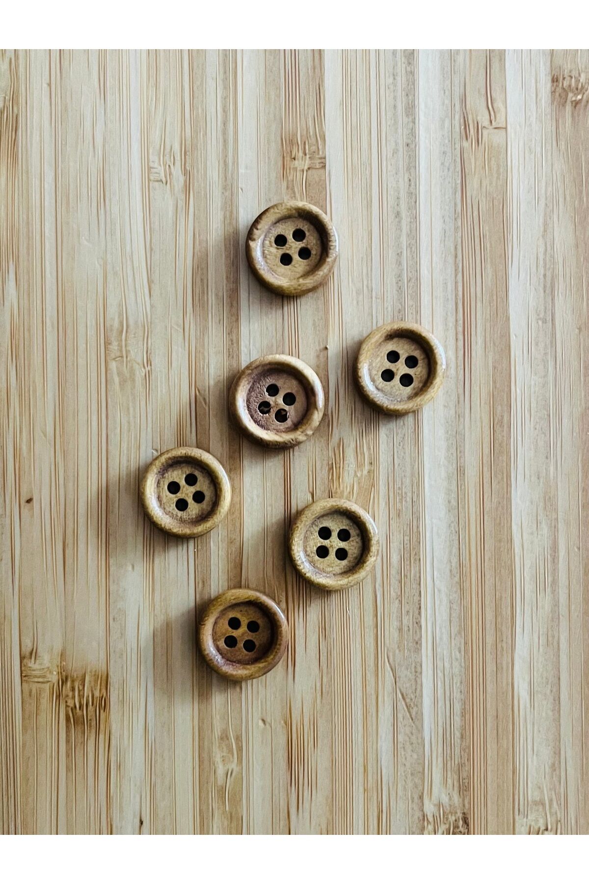 Ahşap düğme, natürel renk ve vernik kaplama. Yelek, pantolon, ferace, bluz vb. 15mm. 6 adet.