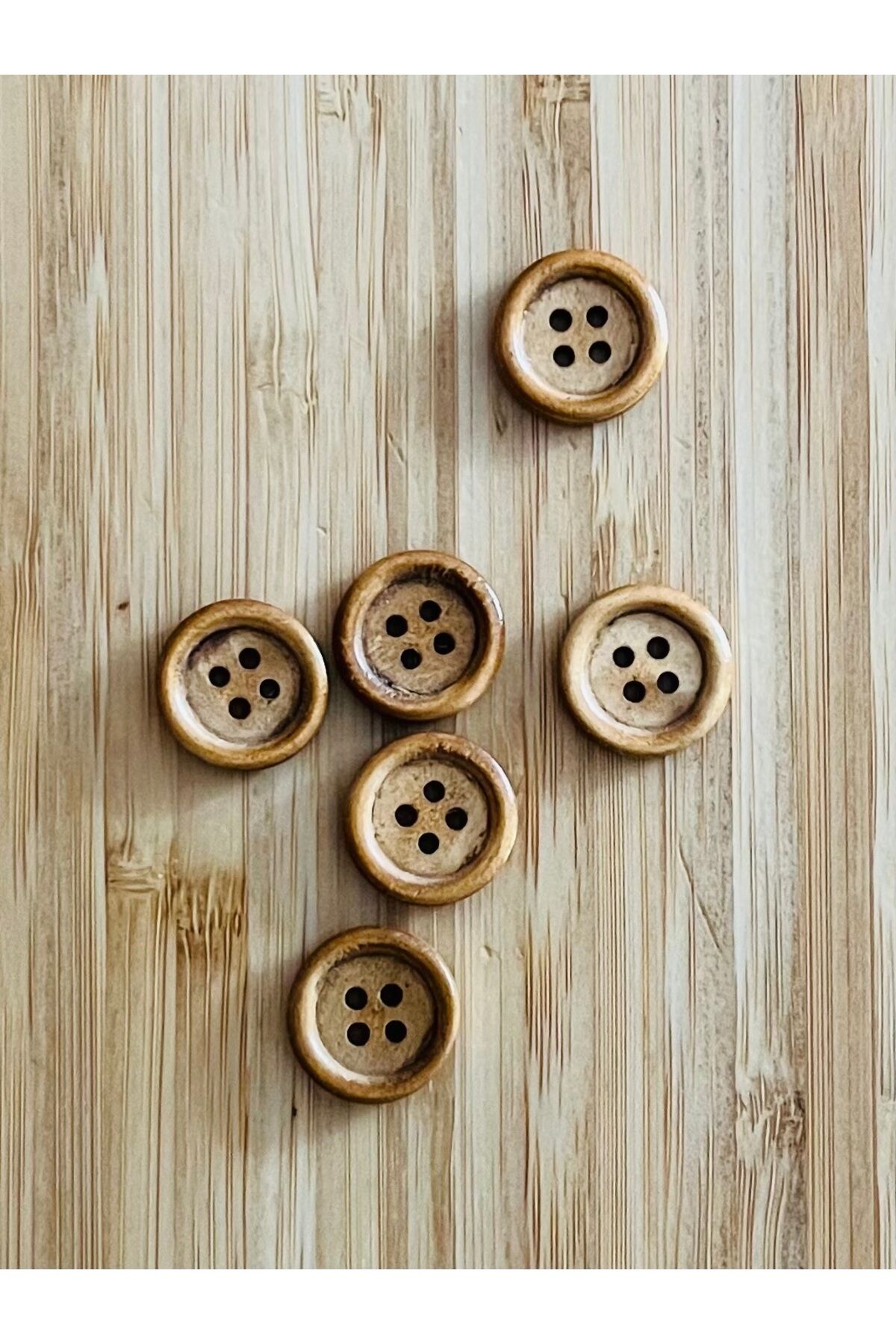Ahşap düğme, natürel renk ve vernik kaplama. Yelek, pantolon, ferace, bluz vb. 18mm. 6 adet.