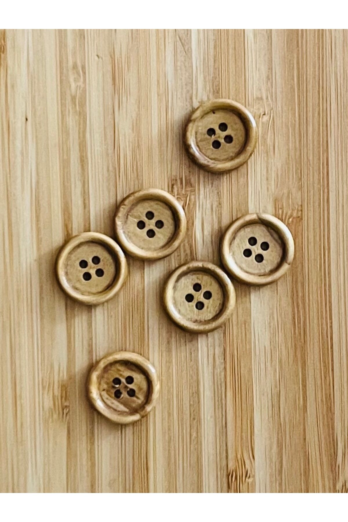 Ahşap düğme, natürel renk ve vernik kaplama. Yelek, pantolon, ferace, bluz vb. 20mm. 6 adet.