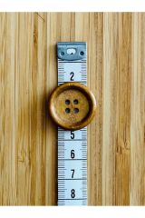 Ahşap düğme, natürel renk ve vernik kaplama. Yelek, pantolon, ferace, bluz vb. 25mm. 6 adet.