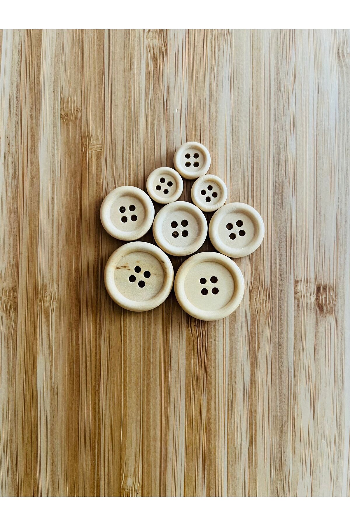 Ahşap düğme, üç ayrı boy natürel renk. 8 adet.