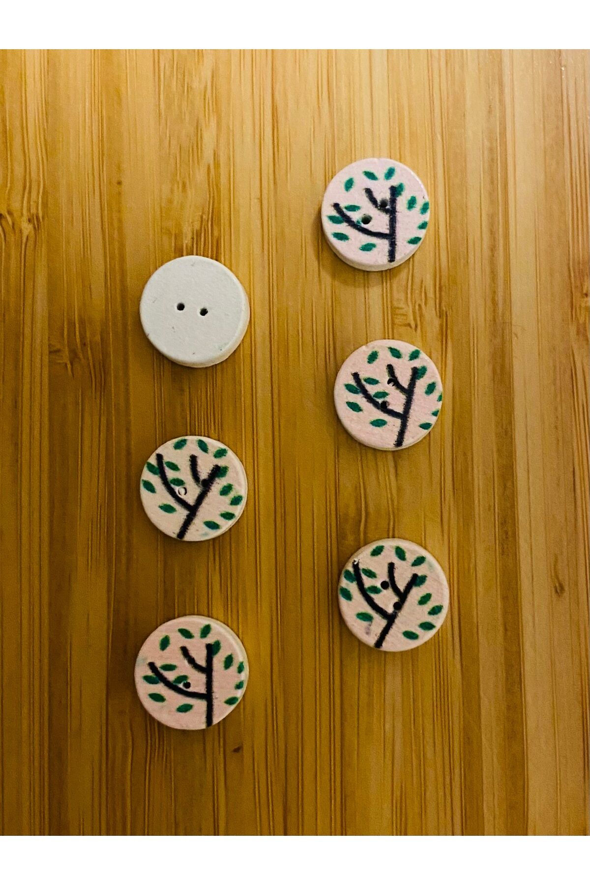 Dal Desenli Boyama Ahşap Düğme Dar Delikli. 13 mm.  6'lı Paket. Pembe.