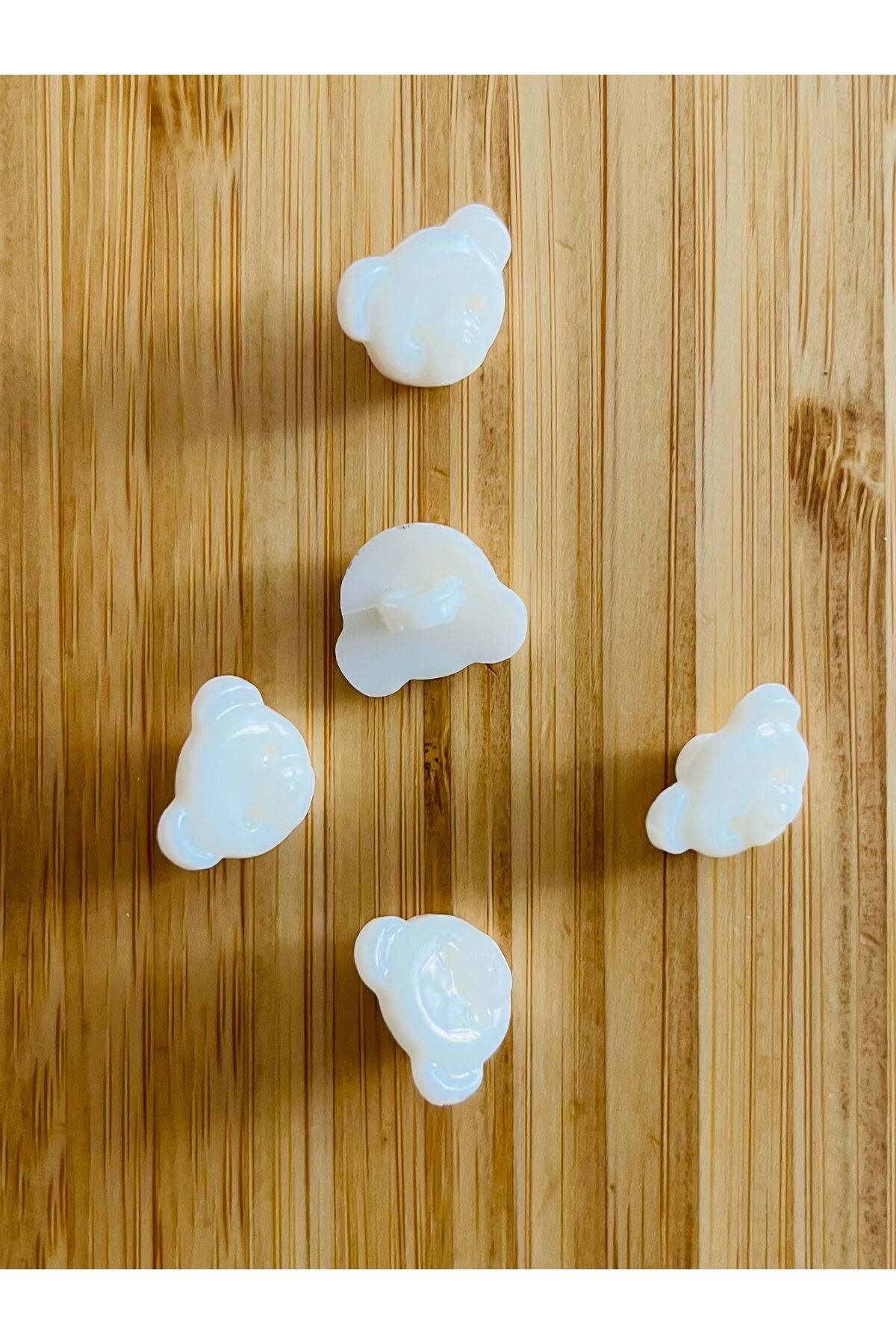 Alttan dikmeli krem bebe düğmesi. 12x15mm. Ayıcık.