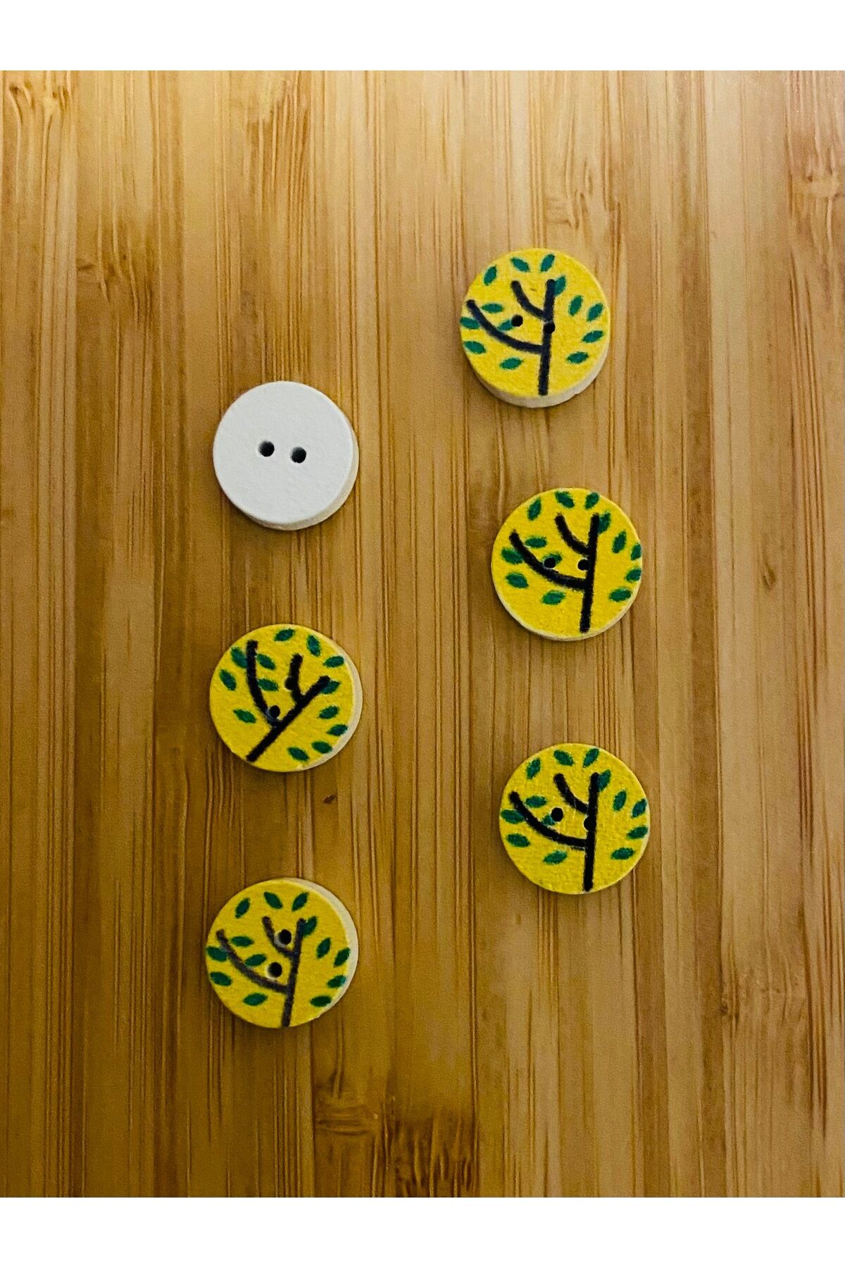 Dal Desenli Boyama Ahşap Düğme Dar Delikli. 13 mm.  6'lı Paket. Sarı.