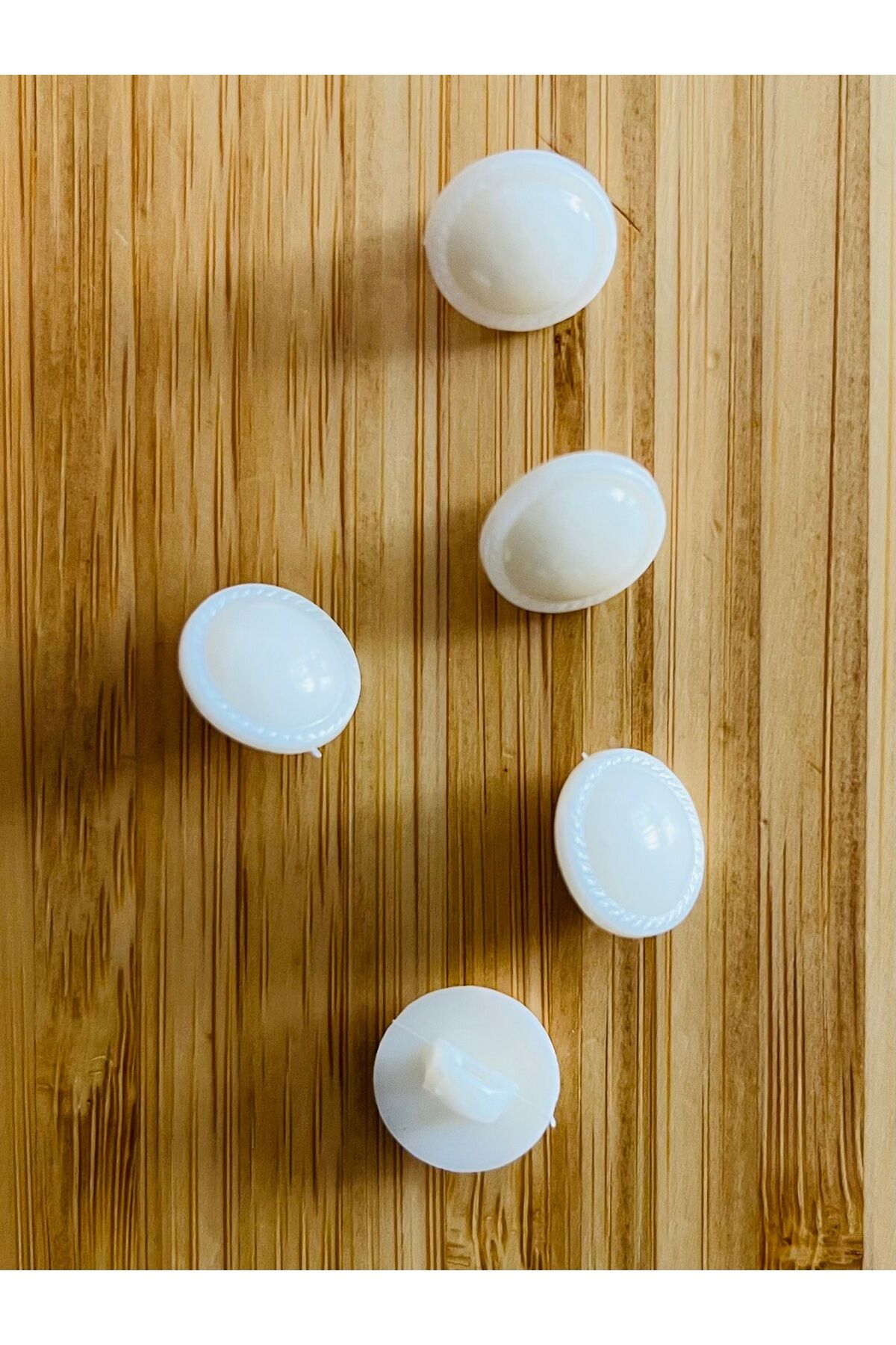 Alttan dikmeli krem bebe düğmesi. 13mm. Yarım İnci Şekilli.