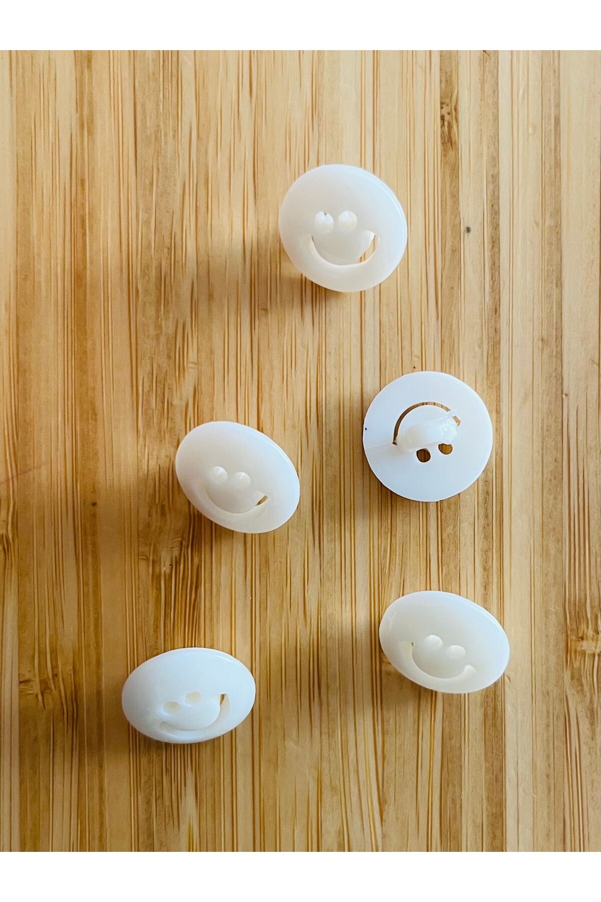 Alttan dikmeli krem bebe düğmesi. 15mm. Gülen Yüz. Krem.