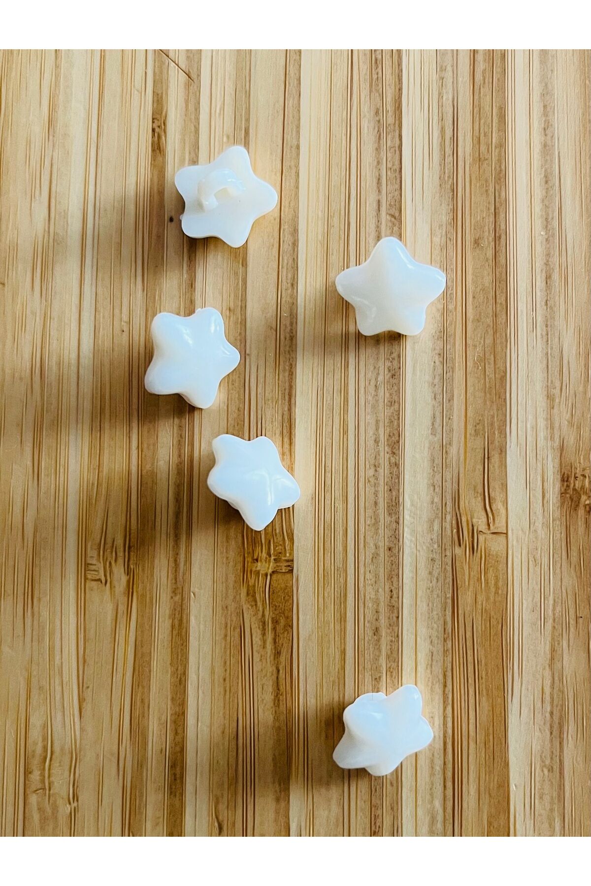 Alttan dikmeli krem bebe düğmesi. 15mm. Yıldız. Krem.