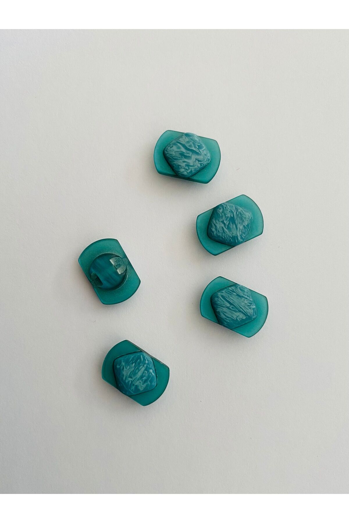 Alttan dikmeli polyester Hırka, Yelek, Ferace ve Bluz düğmesi. 1.5cm x 1.2cm. 5 adet.