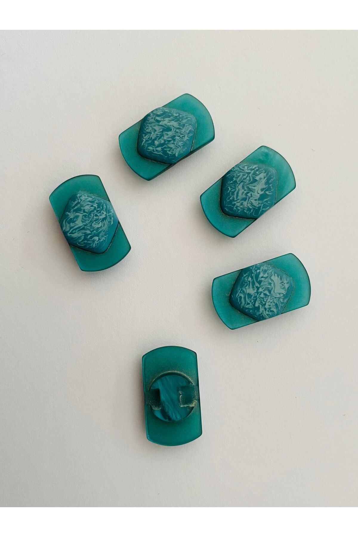 Alttan dikmeli polyester Hırka, Yelek, Ferace ve Bluz düğmesi. 1.8cm x 1.4cm. 5 adet.