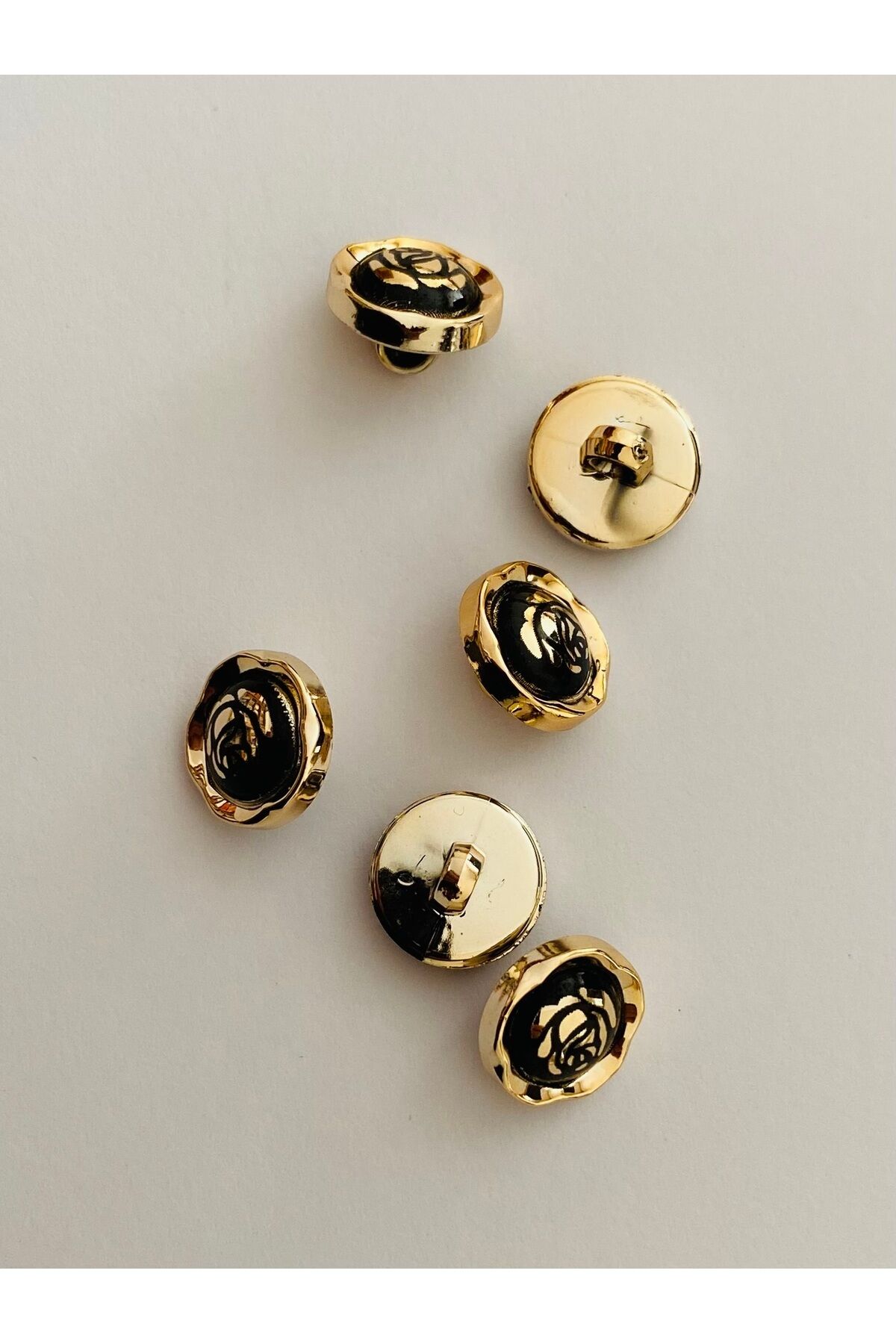 Alttan Dikmeli Taşlı Metalize Düğme 1.3cm (13mm) 6'lı Paket. Renk: Batik Sarı/Gümüş. No:1