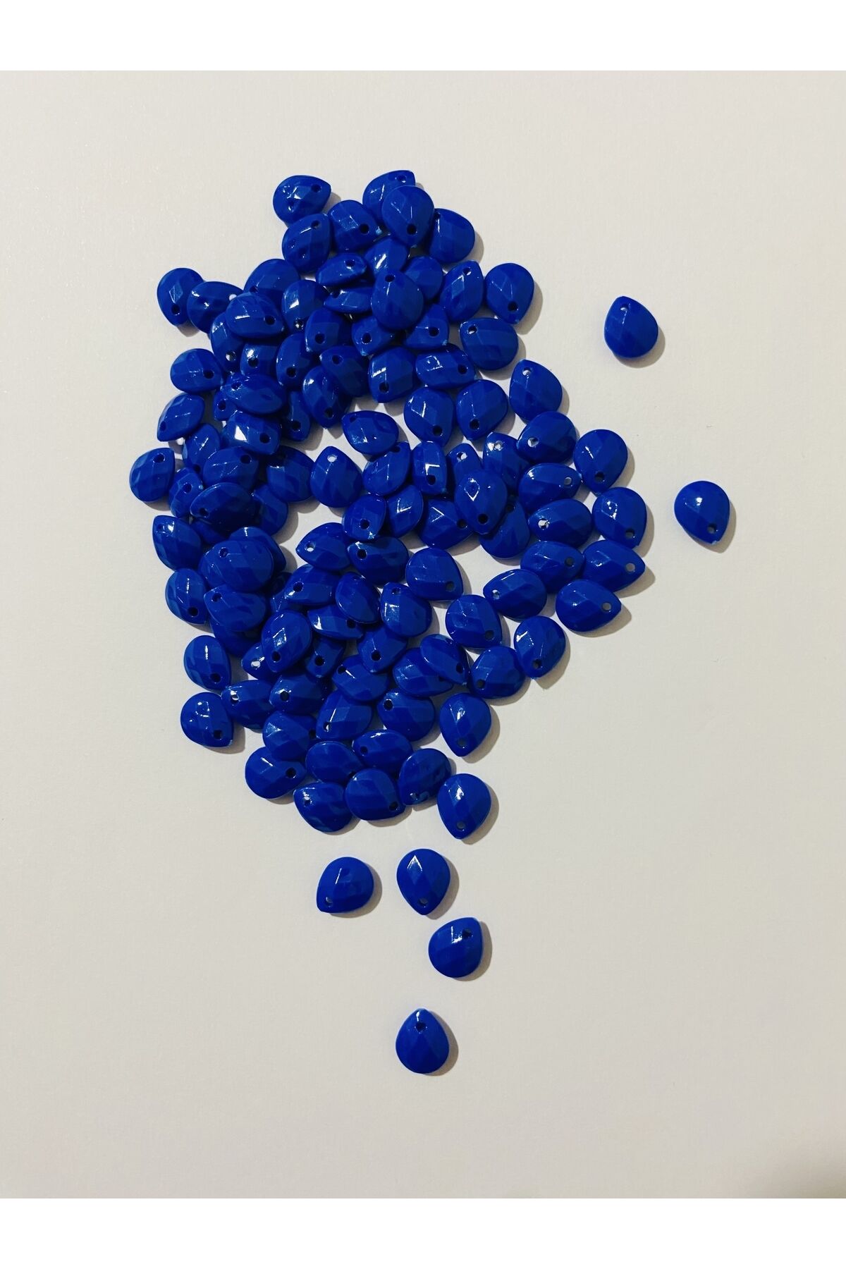 Oya, Abiye, Havlu, Takı, Örgü vb. El İşleme Plastik Gözyaşı Damla Boncuk. 25gr. Tahmini 195 Adet.