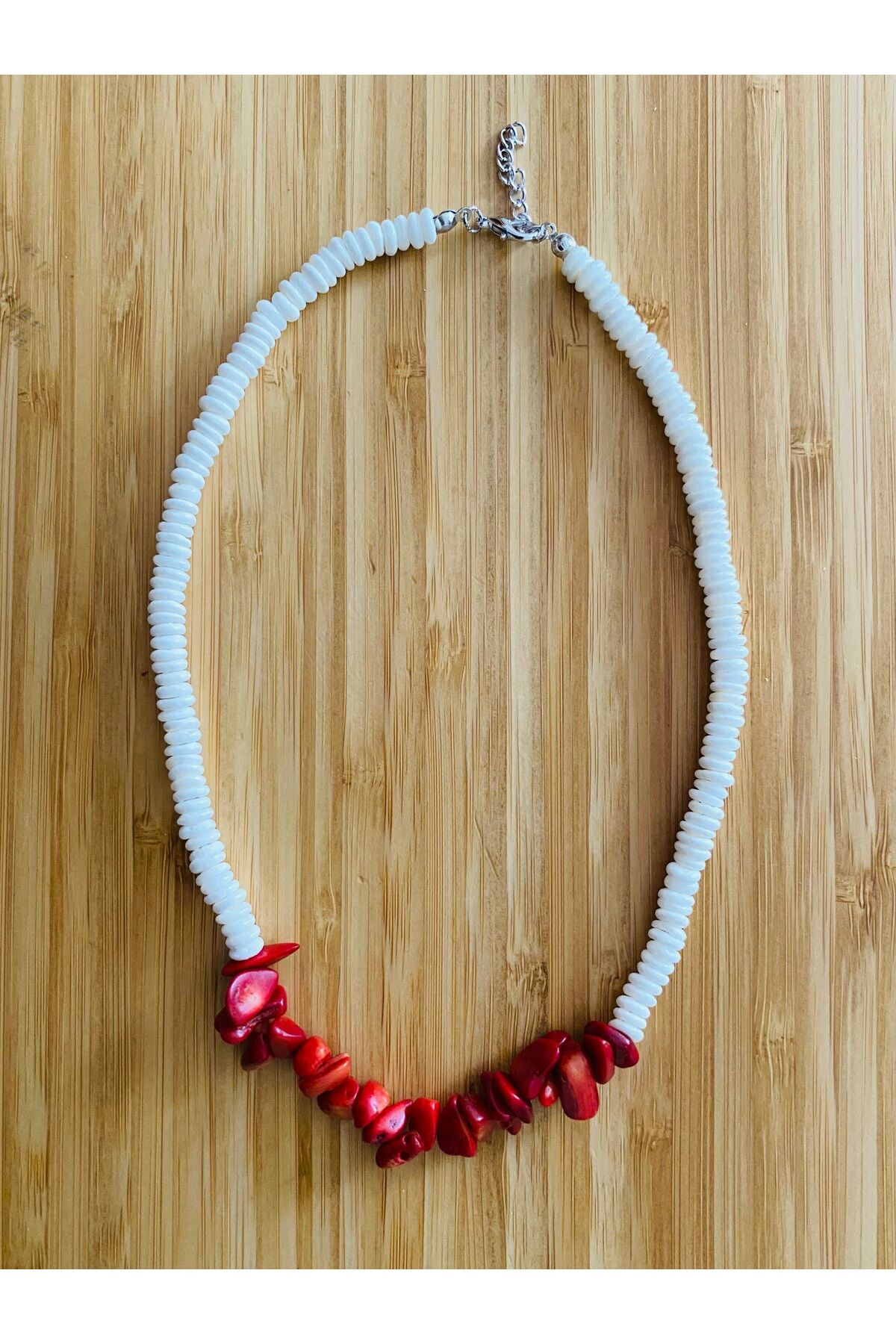 Sedef ve Kırık Mercan Doğal Taş Kolye. Zincir dahil 44cm. Renk: Kırmızı/Beyaz.