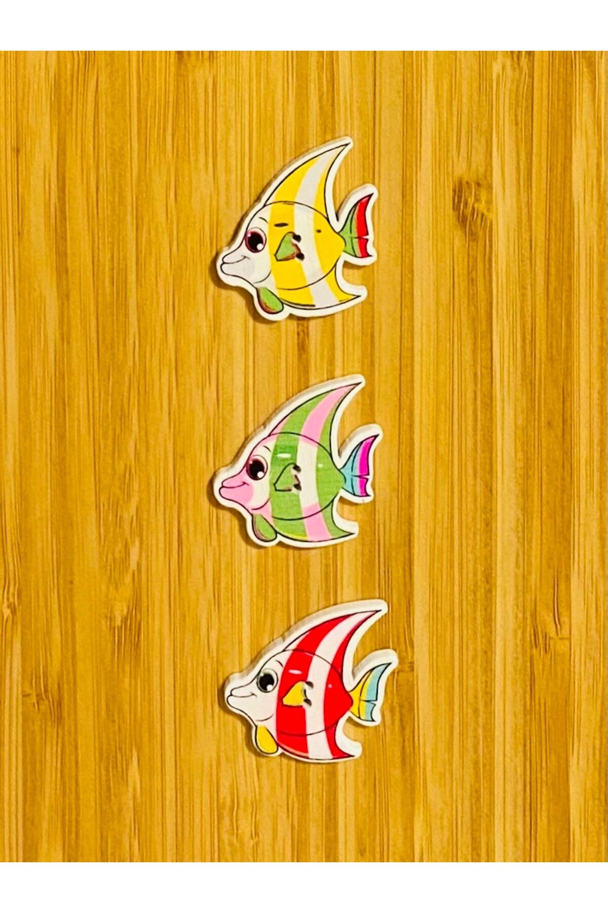 Dekoratif Boyalı Ahşap Balık Süs Düğme 30 X 35 Mm. 3'lü Paket. Renkli.