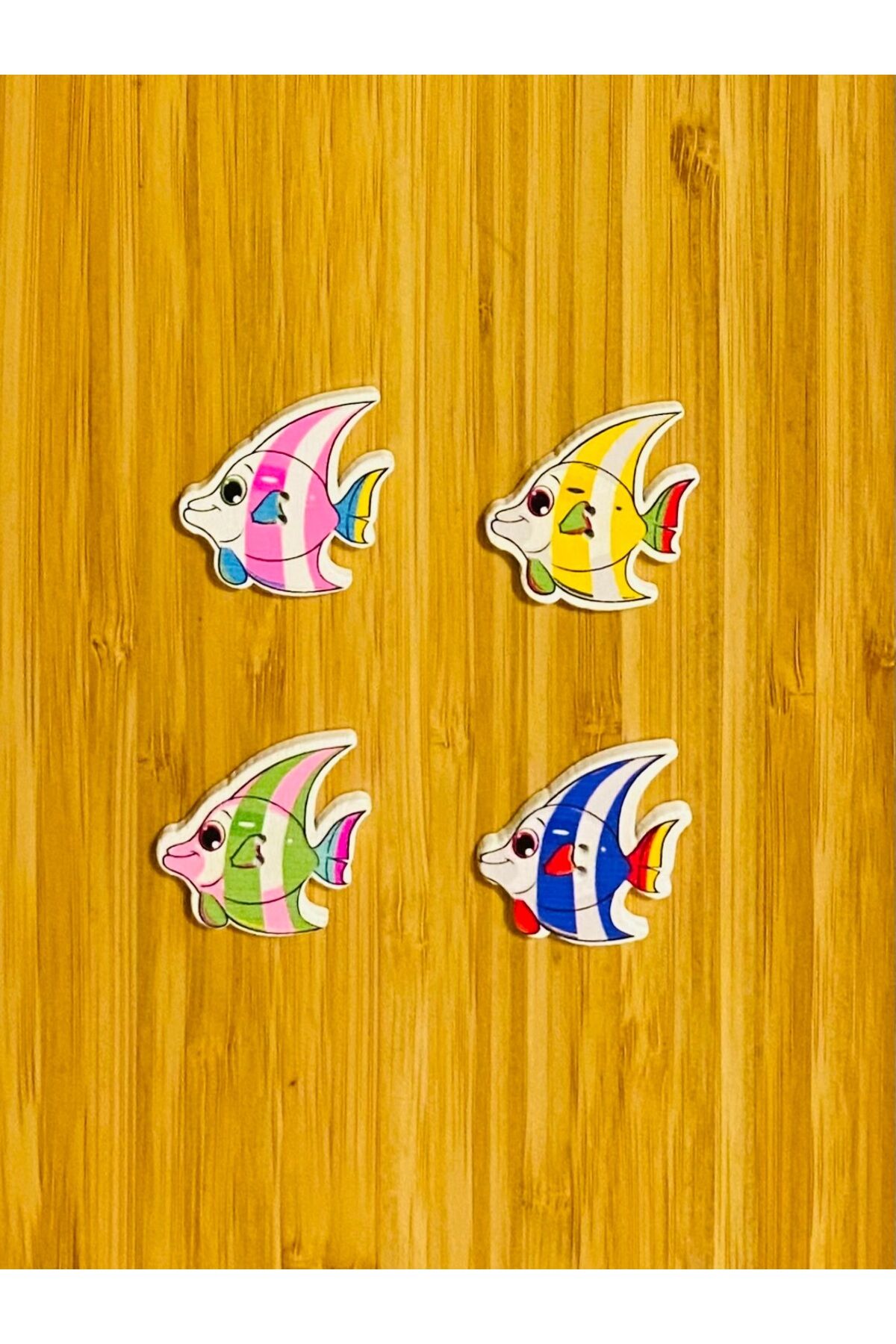 Dekoratif Boyalı Ahşap Balık Süs Düğme 30 X 35 Mm. 4'lü Paket. Renkli.
