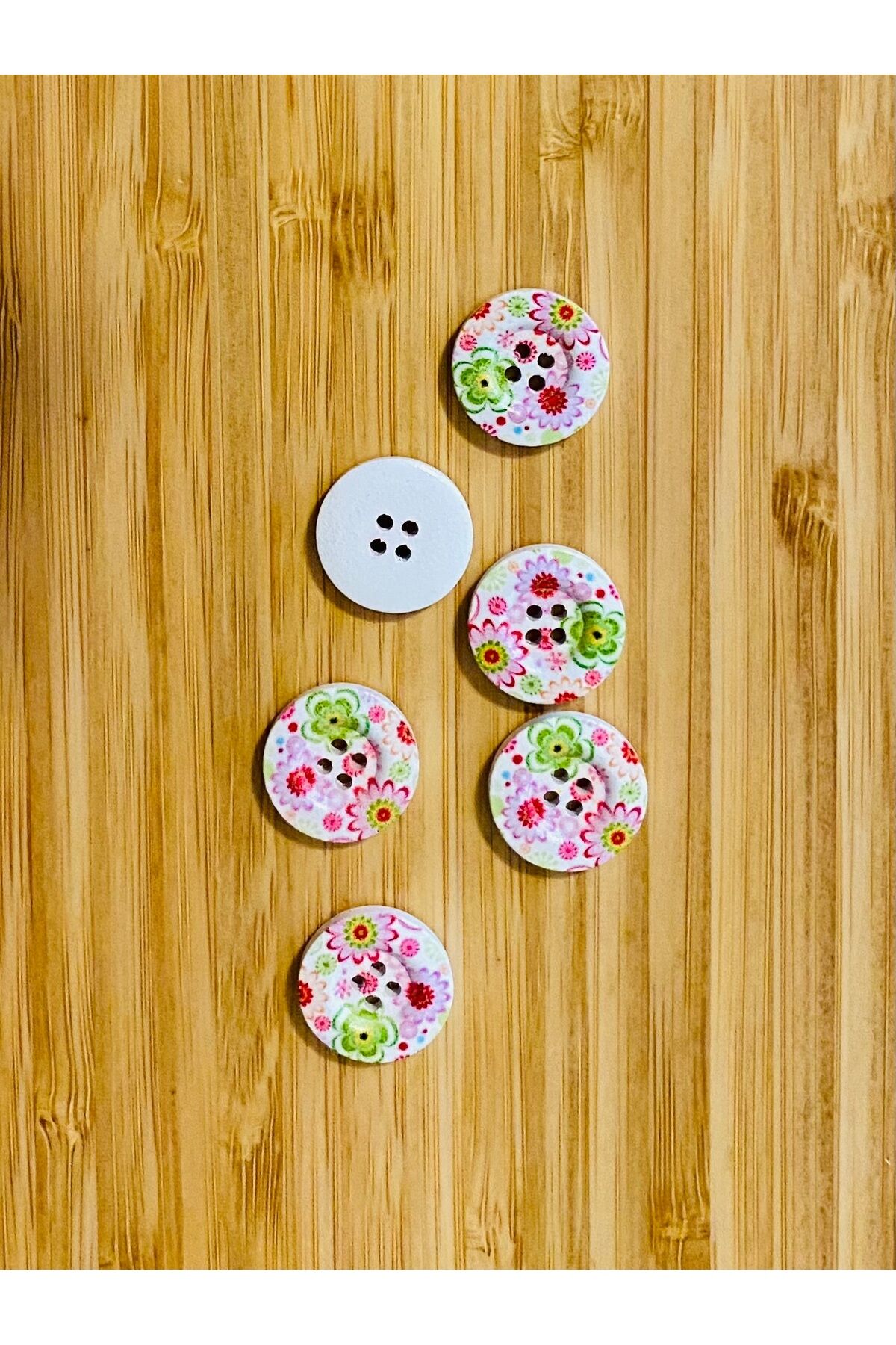 Dekoratif Boyalı Ahşap Çiçek Baskılı Düğme 18 Mm. 6'lı Paket. Çiçek Desenli.