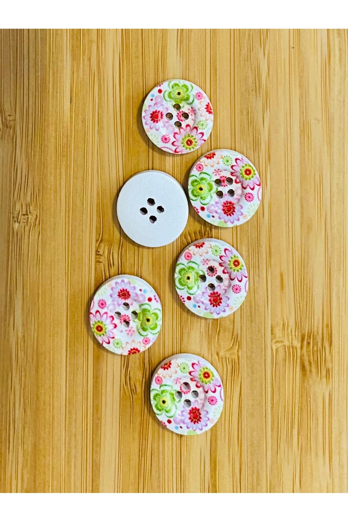 Dekoratif Boyalı Ahşap Çiçek Baskılı Düğme 23 Mm. 5'li Paket. Çiçek Desenli.