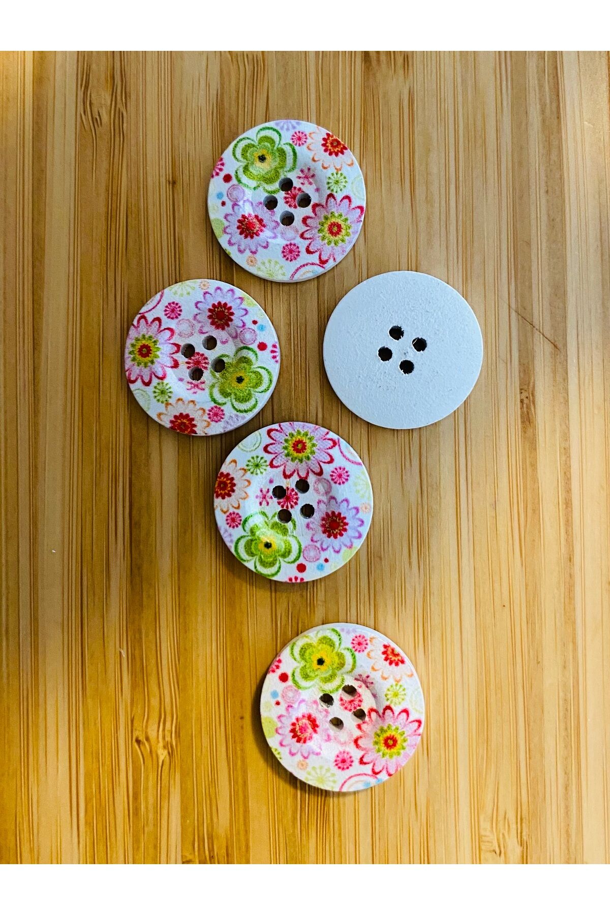 Dekoratif Boyalı Ahşap Çiçek Baskılı Düğme 25 Mm. 5'lı Paket. Çiçek Desenli.