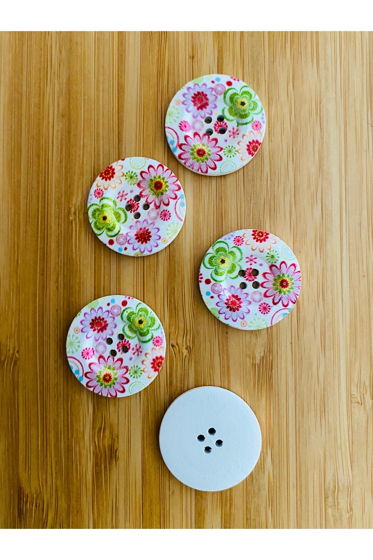 Dekoratif Boyalı Ahşap Çiçek Baskılı Düğme 28 Mm. 5'lı Paket. Çiçek Desenli.