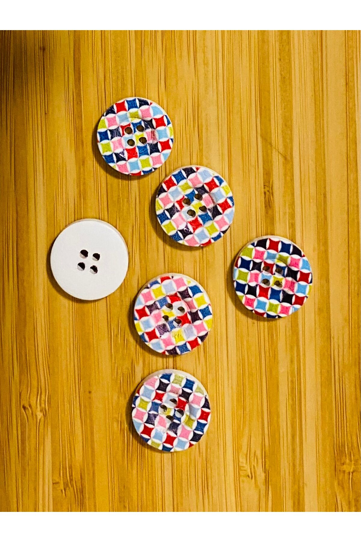 Dekoratif Boyalı Ahşap Düğme 18 Mm. 5'li Paket. Dama Desenli.