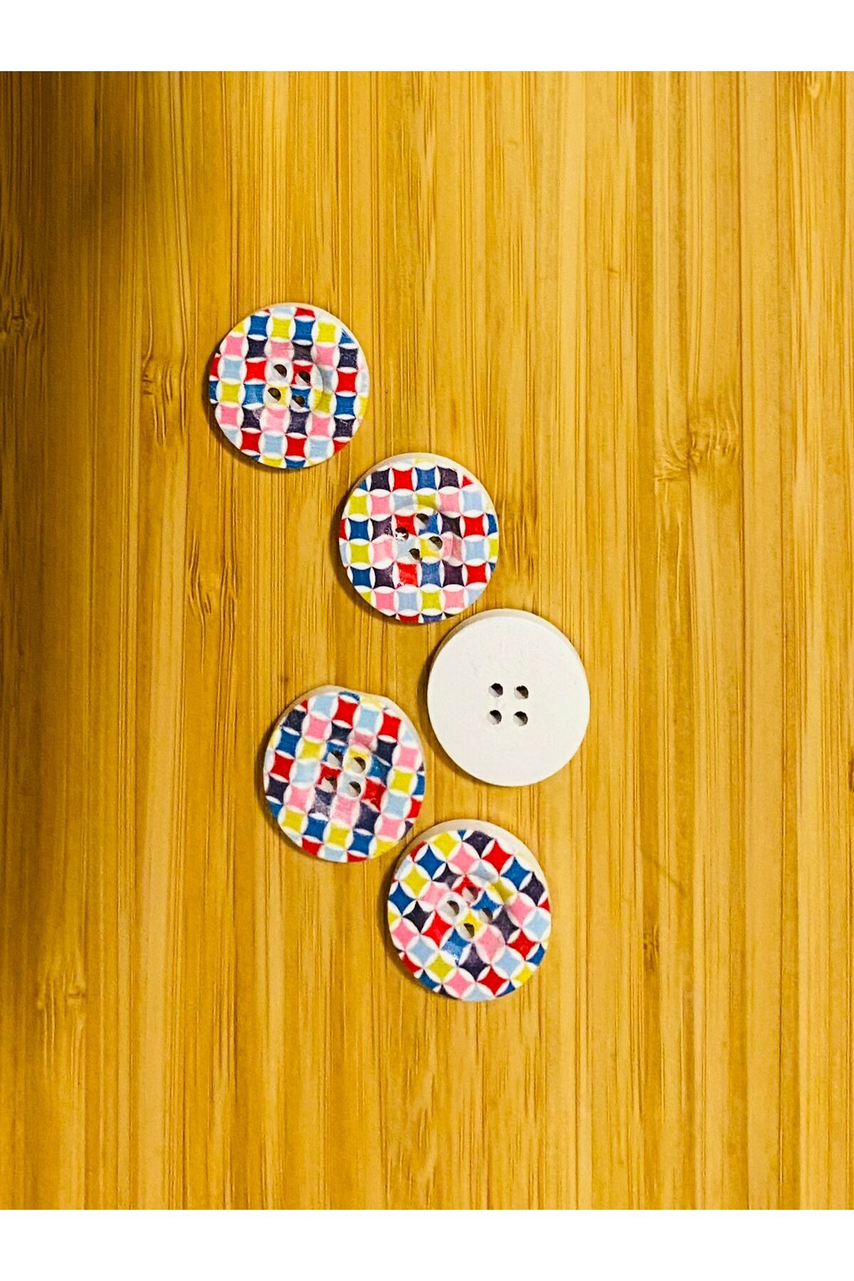 Dekoratif Boyalı Ahşap Düğme 23 Mm. 5'li Paket. Dama Desenli.