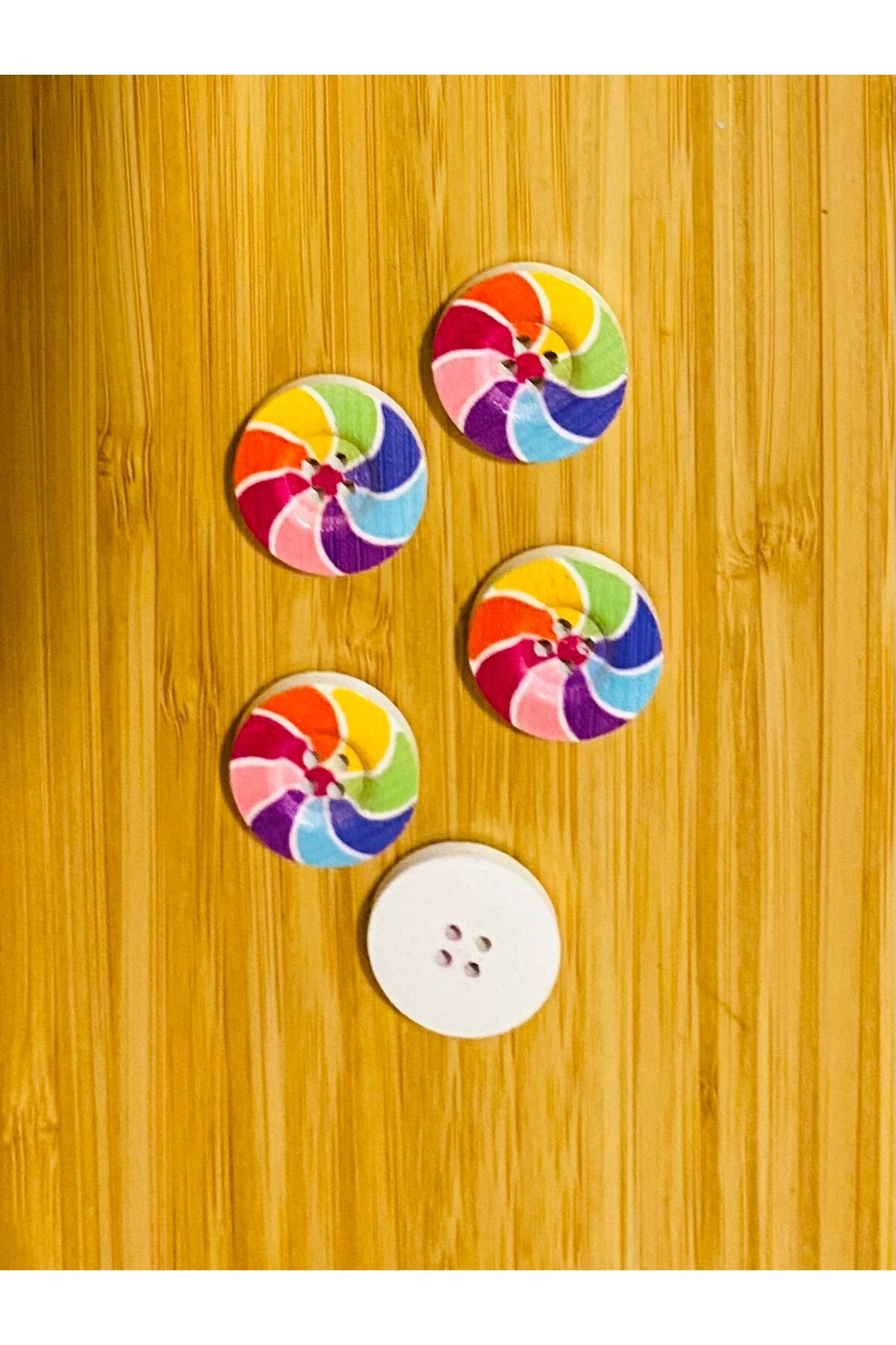 Dekoratif Boyalı Ahşap Düğme 23 Mm. 5'li Paket. Rüzgar Gülü Desenli.