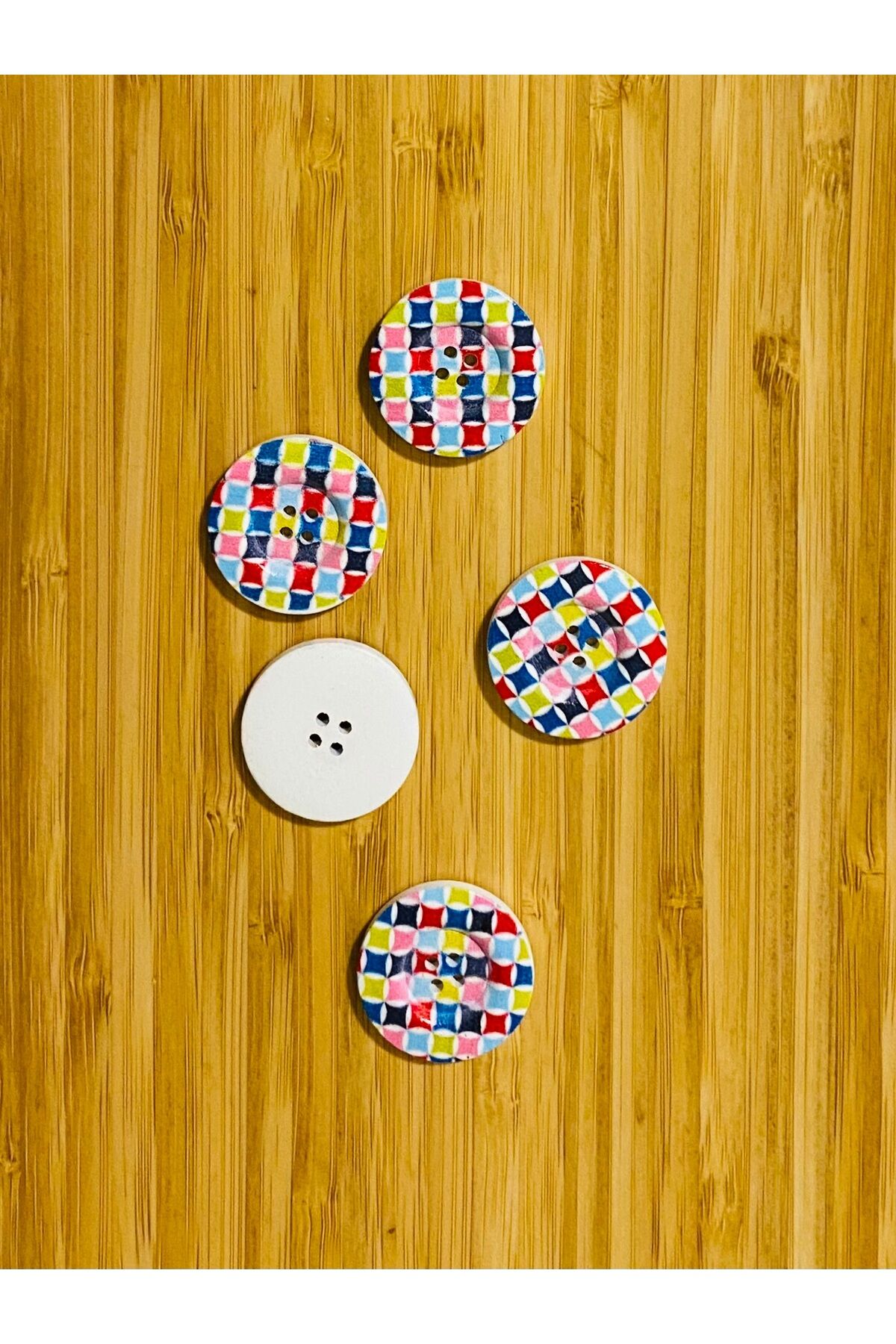 Dekoratif Boyalı Ahşap Düğme 28 Mm. 5'li Paket. Dama Desenli.