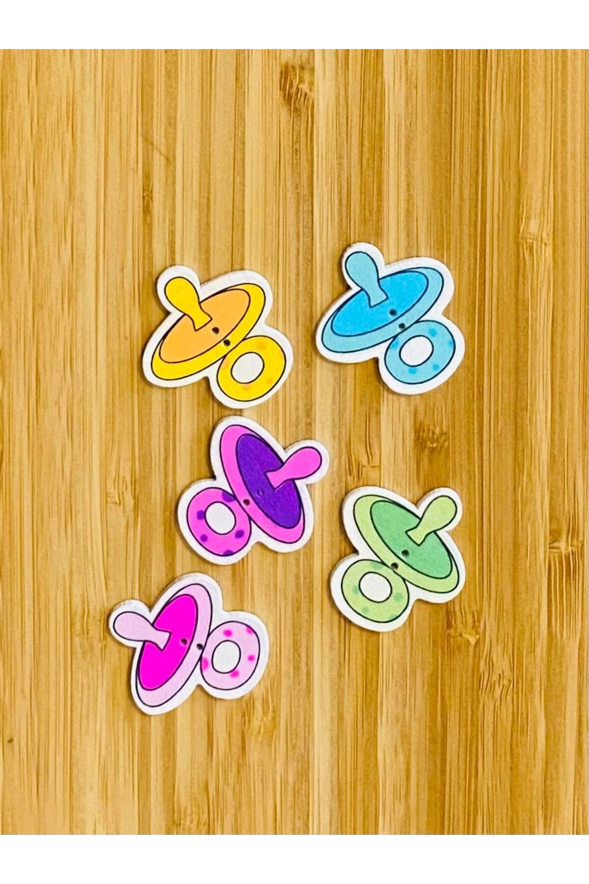 Dekoratif Boyalı Ahşap Emzik Süs Düğme 32 X 35 Mm. 5'lı Paket. Renkli.