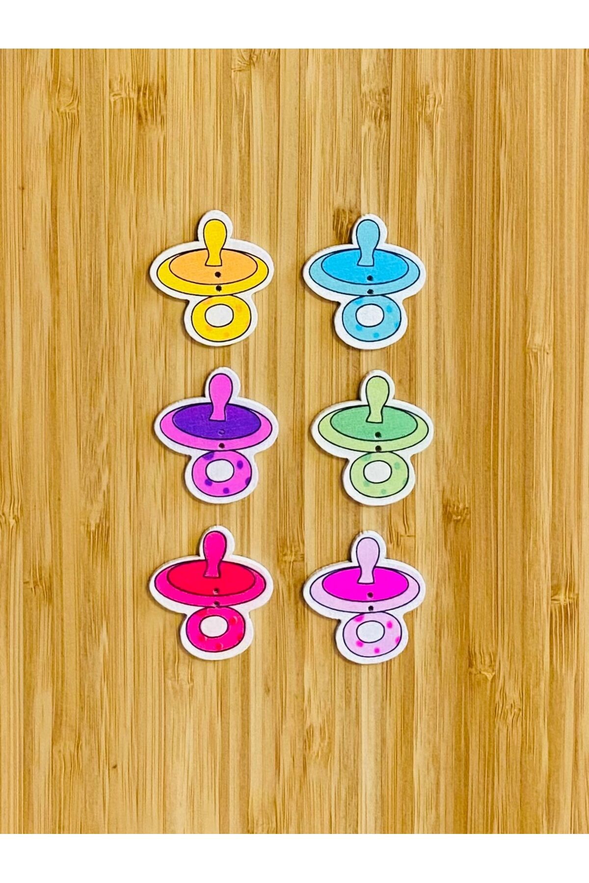 Dekoratif Boyalı Ahşap Emzik Süs Düğme 32 X 35 Mm. 6'lı Paket. Renkli.