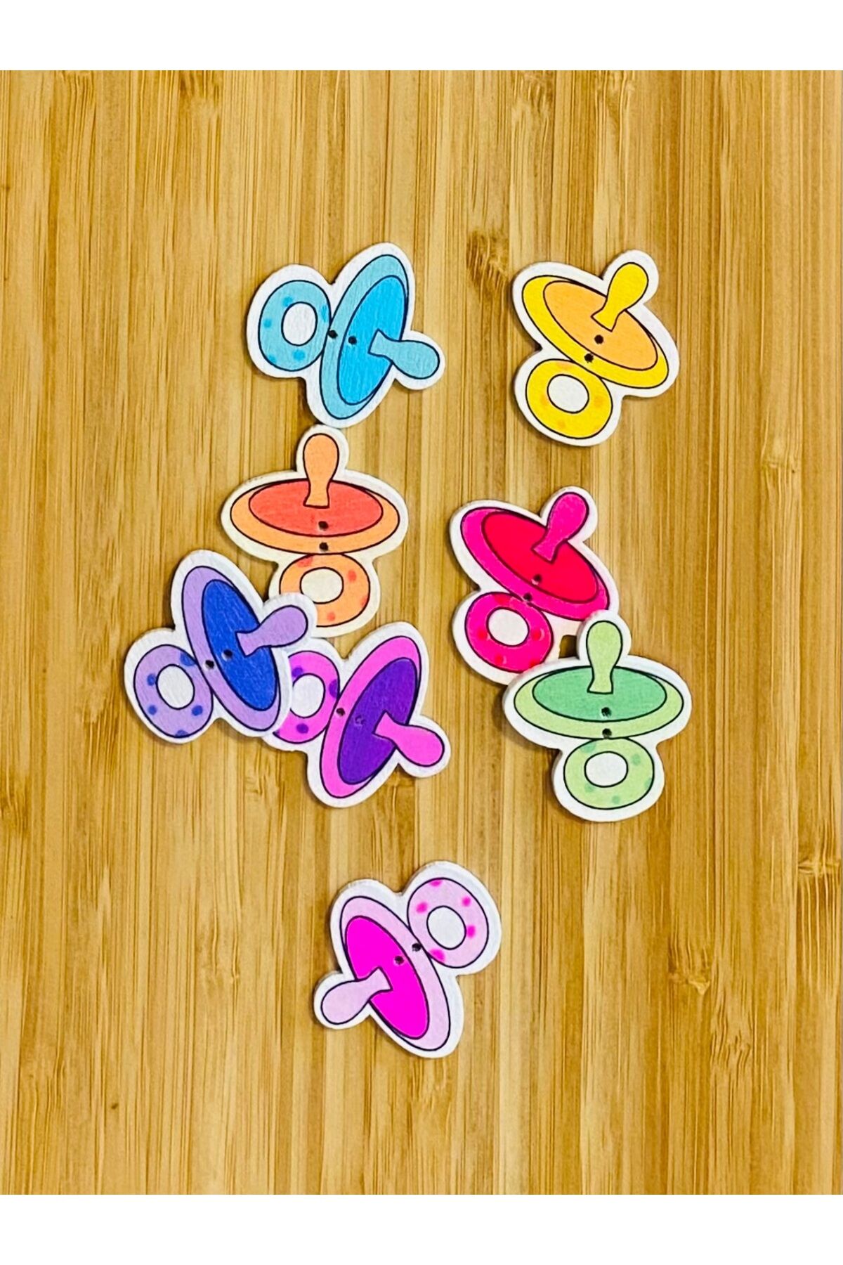 Dekoratif Boyalı Ahşap Emzik Süs Düğme 32 X 35 Mm. 8'li Paket. Renkli.