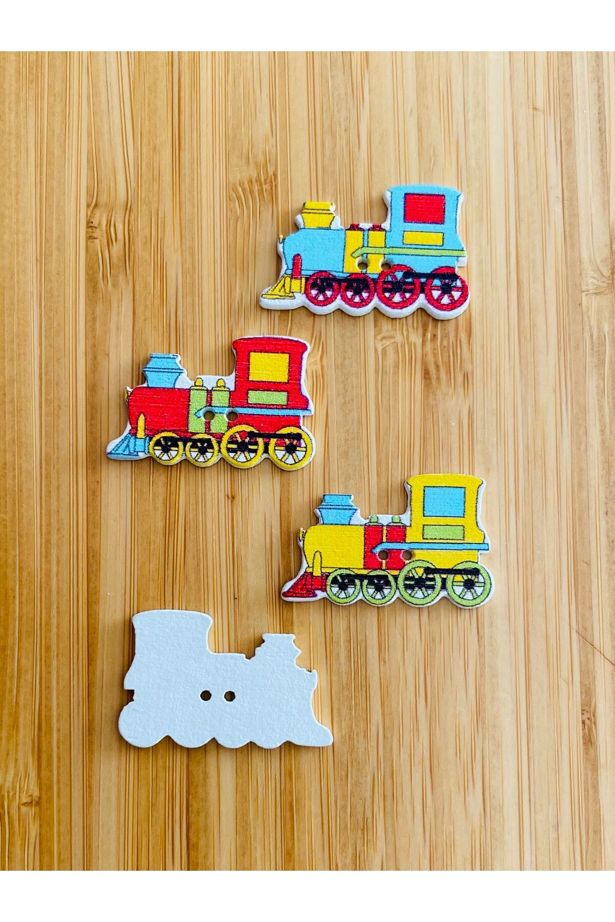 Dekoratif Boyalı Ahşap Lokomotif Şekilli Dikmeli Süs Düğme 32 x 20 mm.  4'lü Paket. Mix.