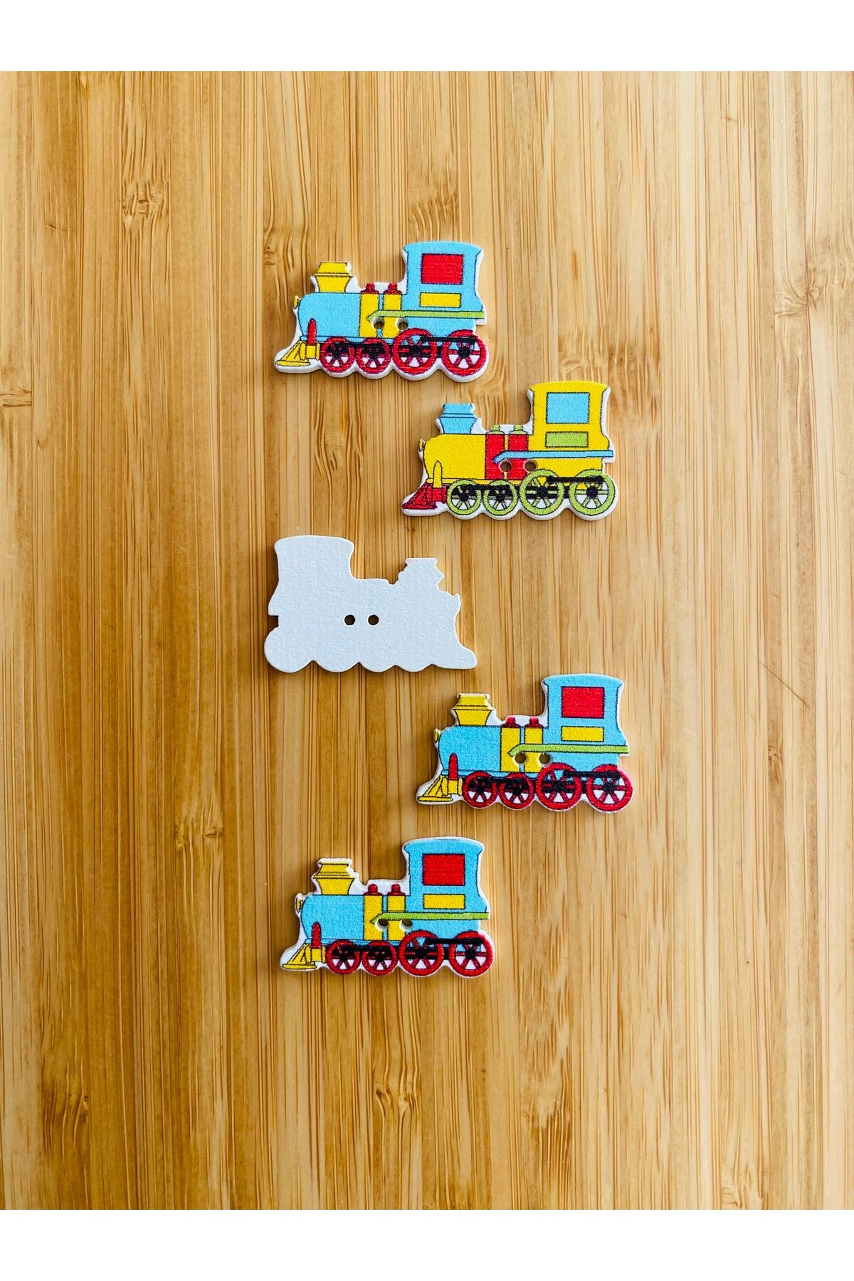 Dekoratif Boyalı Ahşap Lokomotif Şekilli Dikmeli Süs Düğme 32 x 20 mm.  5'li Paket. Mix. Va.