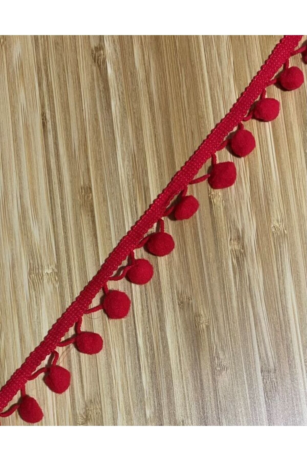 Sıralı Şerit Ponpon. Ponpon:1,3cm. Şerit:7mm. Kırmızı. 7 Metre.