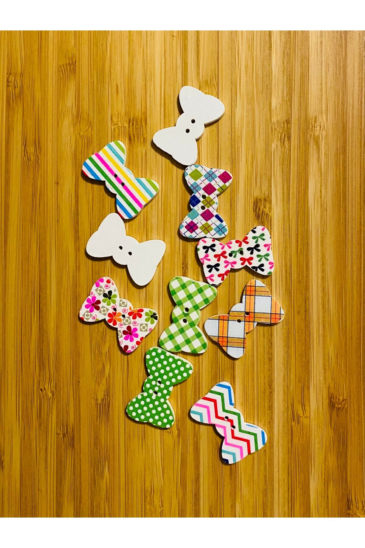 Dekoratif Boyalı Ahşap Papyon Şekilli Dikmeli Süs Düğme 30 x 20 mm.  10'lu Paket. Mix. V2.