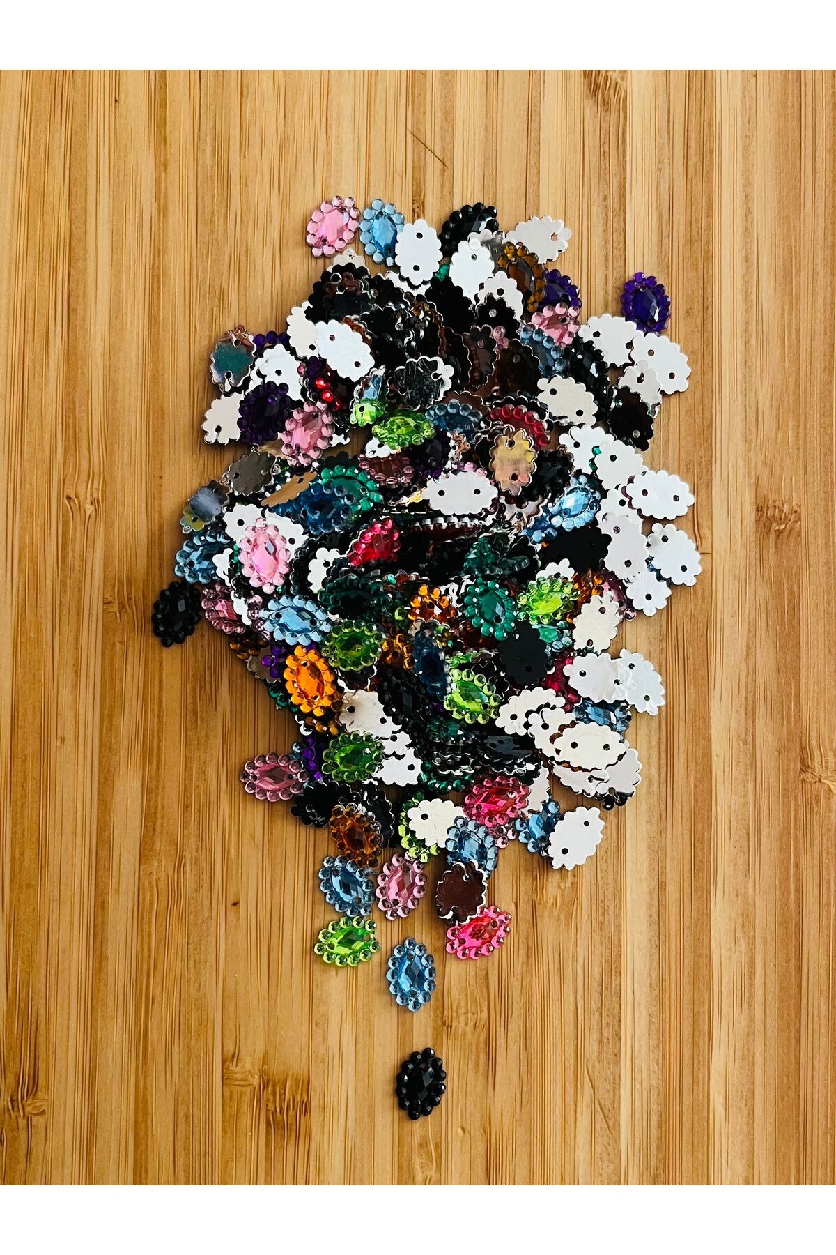 Oya, Havlu, Çeyizlik, Abiye Taş Görünümlü Kayık Plastik pul. 25gr. Tahmini 265 ad. Ebat: 8x12mm.