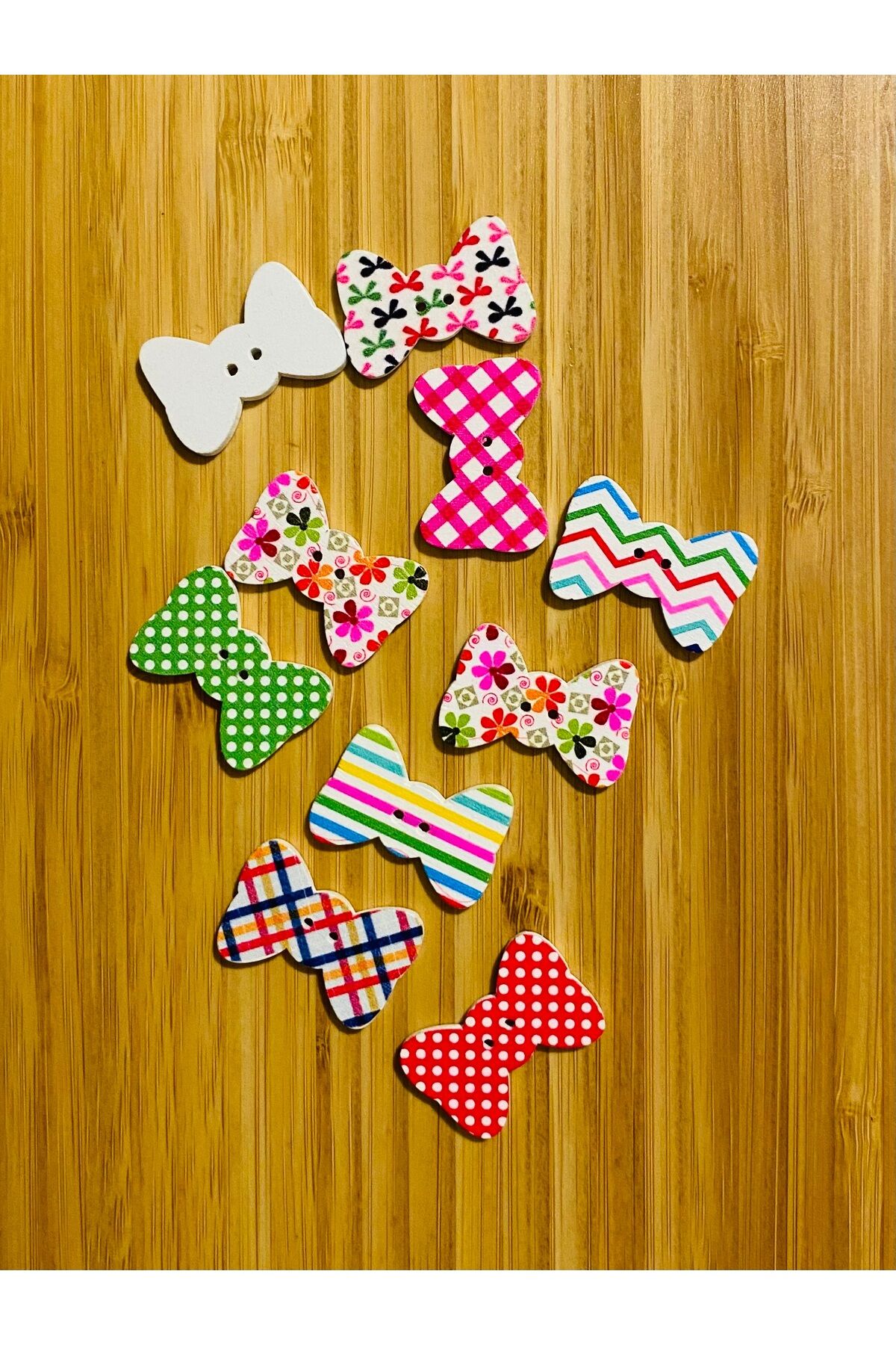 Dekoratif Boyalı Ahşap Papyon Şekilli Dikmeli Süs Düğme 30 x 20 mm.  10'lu Paket. Mix. V4.