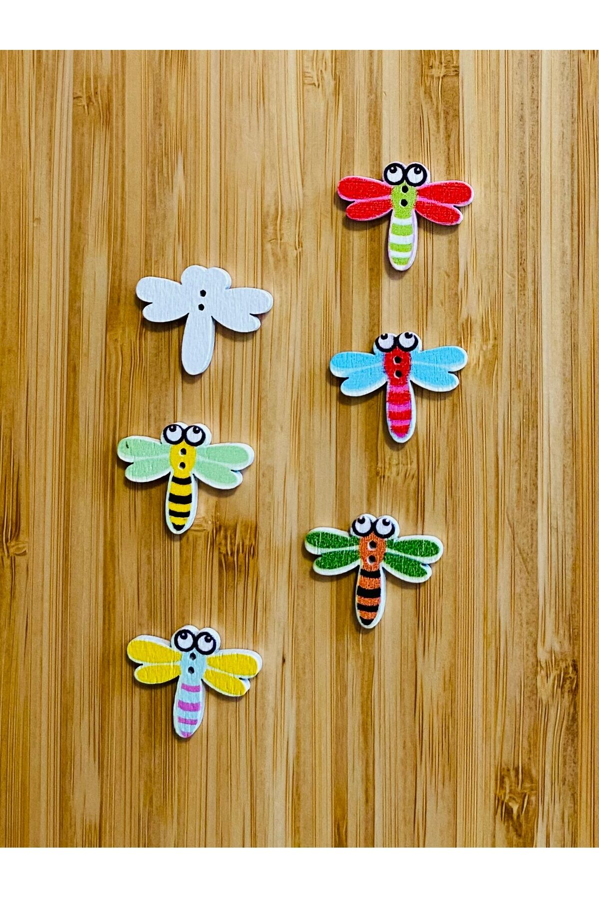 Dekoratif Boyalı Arı Şekilli Dikmeli Süs Aksesuar Ahşap Düğme 19 x 25 mm.  6'lı Paket. Mix. V1.