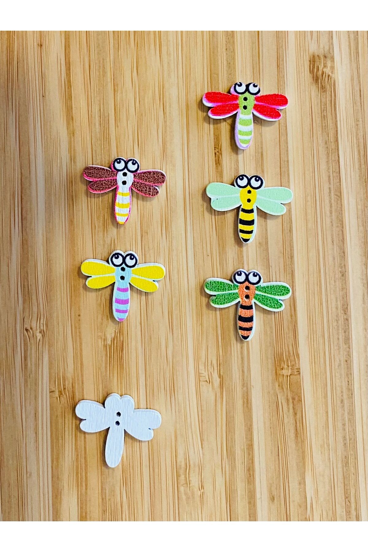 Dekoratif Boyalı Arı Şekilli Dikmeli Süs Aksesuar Ahşap Düğme 19 x 25 mm.  6'lı Paket. Mix. V2.