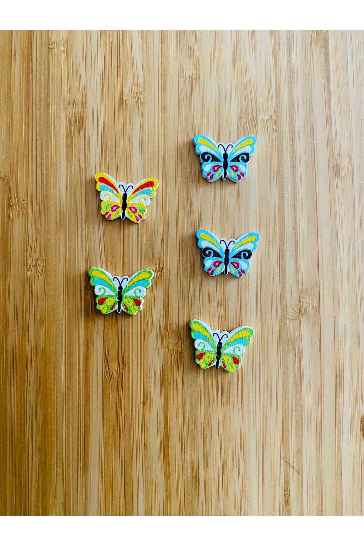 Dekoratif Boyalı Kelebek Şekilli Dikmeli Süs Aksesuar Ahşap Düğme 18 x 24 mm.  5'li Paket. Mix. V2.