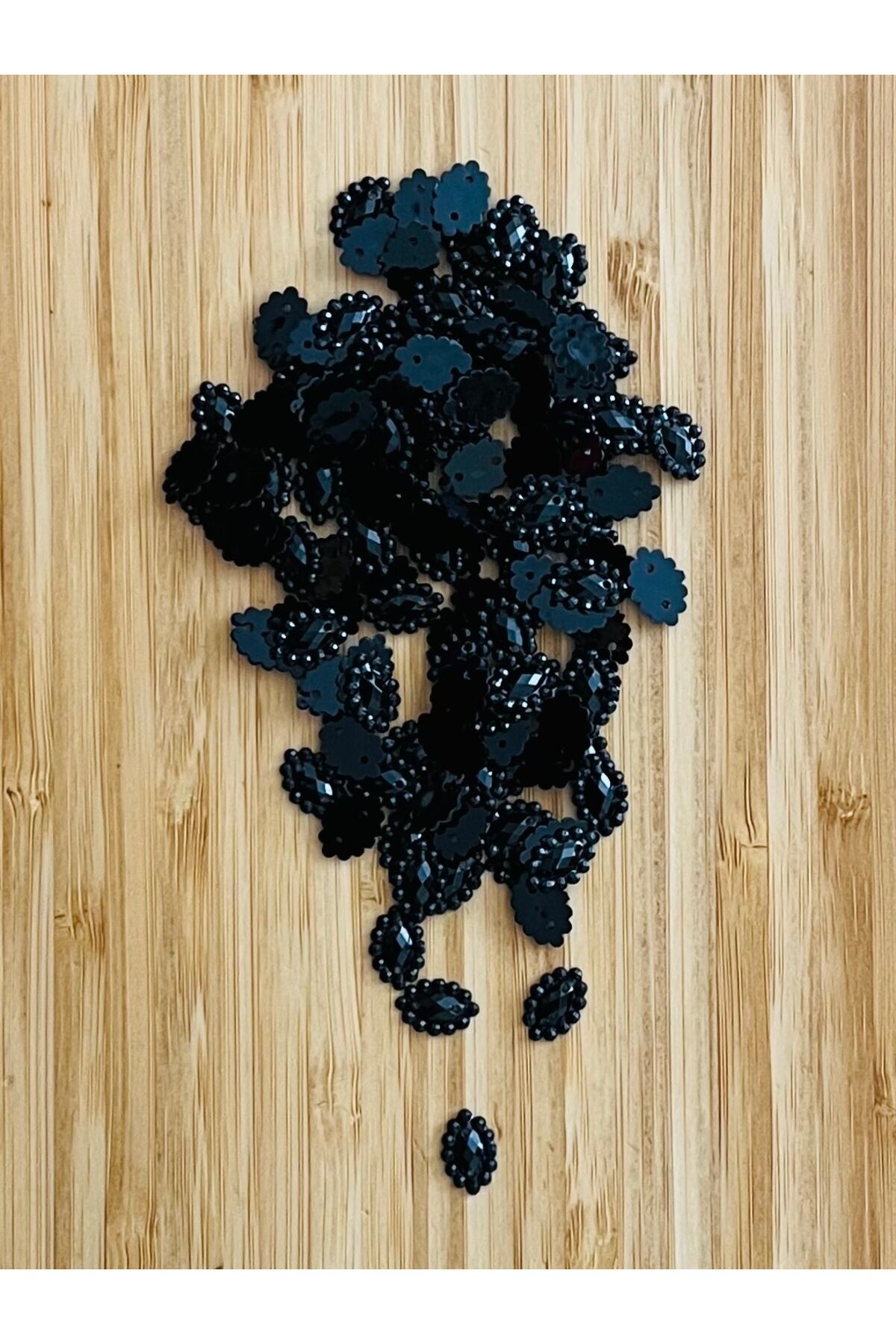 Oya, Havlu, Çeyizlik, Abiye Taş Görünümlü Kayık Plastik pul. 25gr. Tahmini 265 ad. Ebat: 8x12mm.