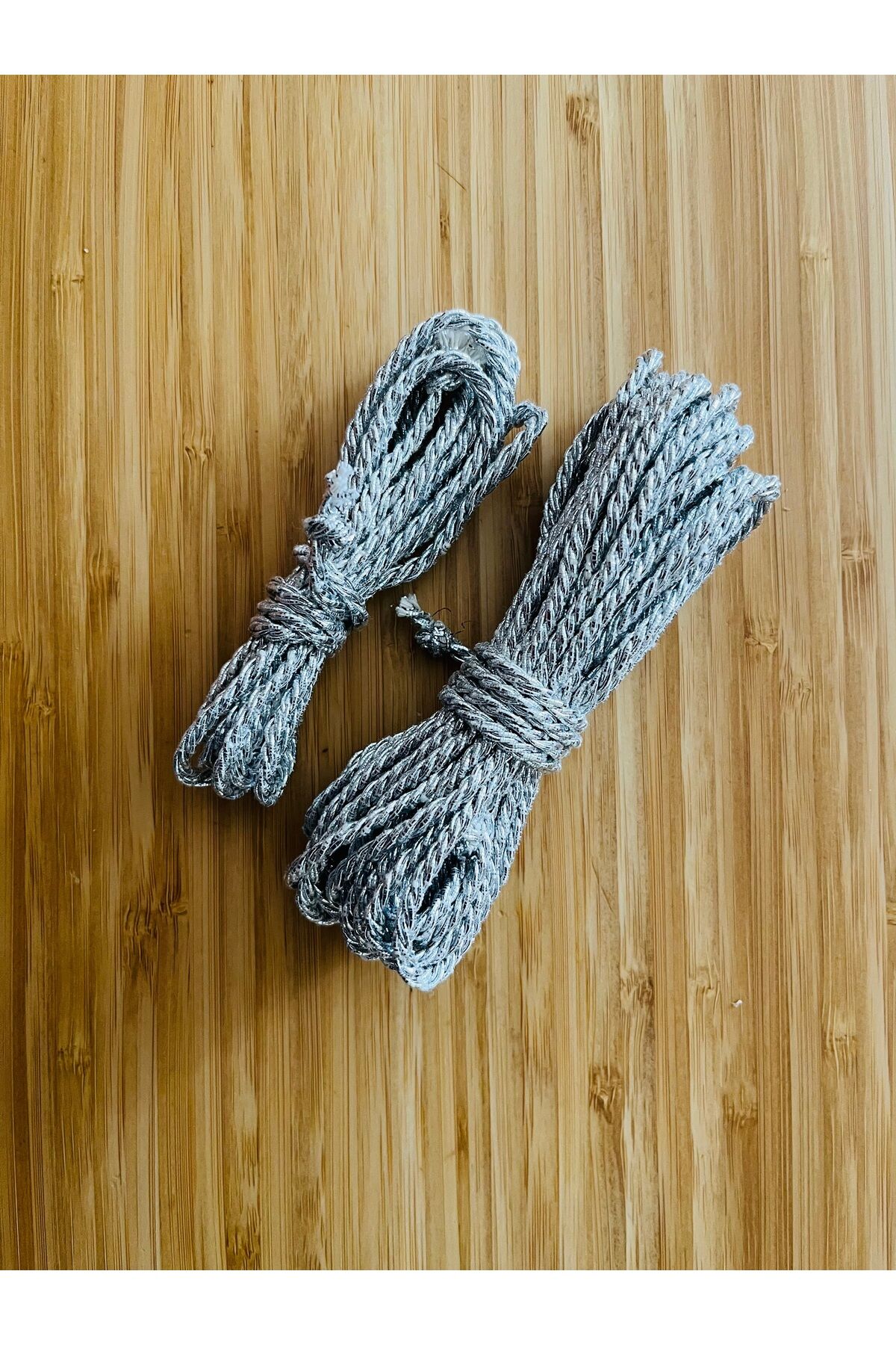 Sim Kordene, Kordon, Ribon 4mm. 5.93 ve 2.13 metre. Toplam: 8 metre 4 cm. Renk: Gümüş.