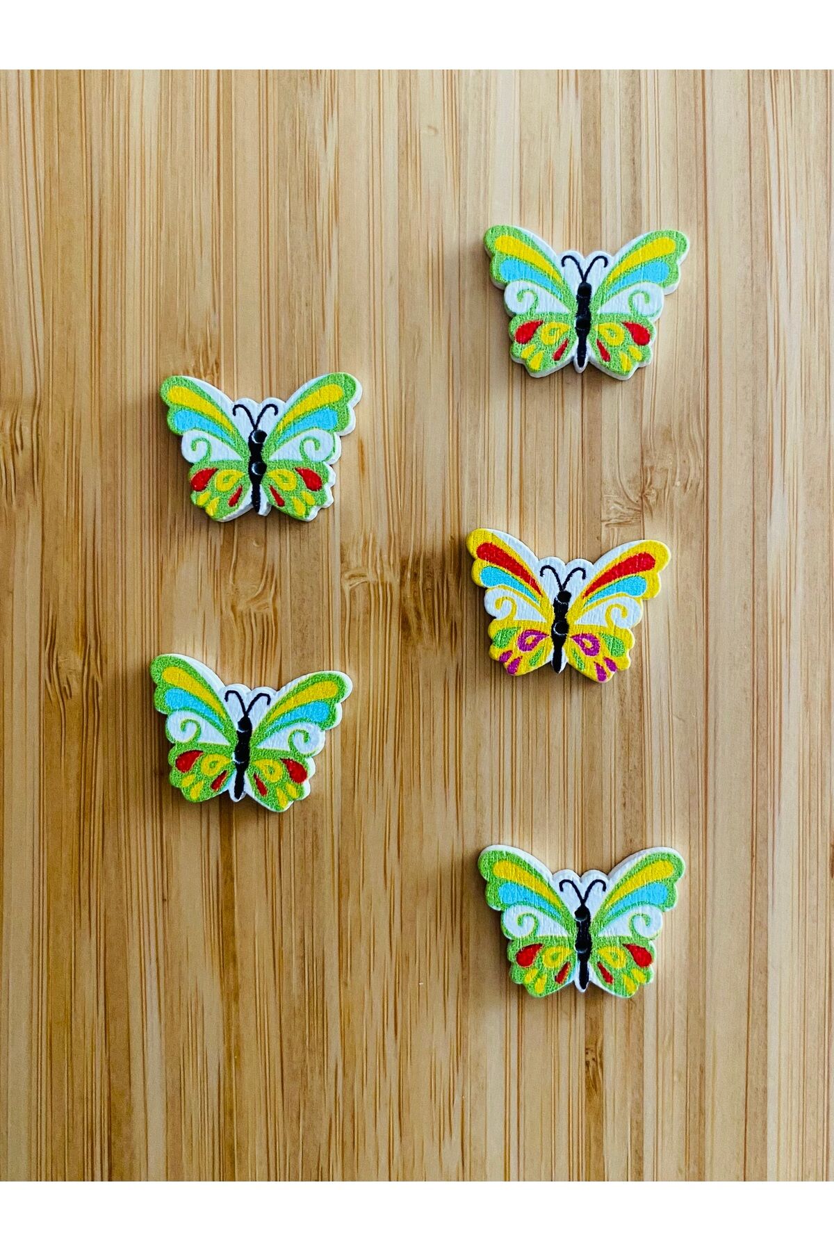 Dekoratif Boyalı Kelebek Şekilli Dikmeli Süs Aksesuar Ahşap Düğme 18 x 24 mm.  5'li Paket. Mix. V3.