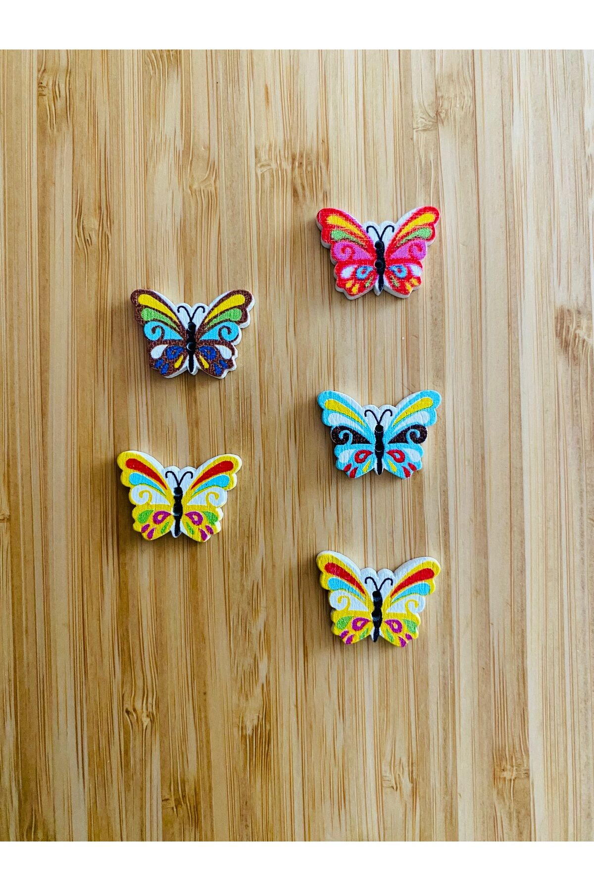 Dekoratif Boyalı Kelebek Şekilli Dikmeli Süs Aksesuar Ahşap Düğme 18 x 24 mm.  5'li Paket. Mix. V4.