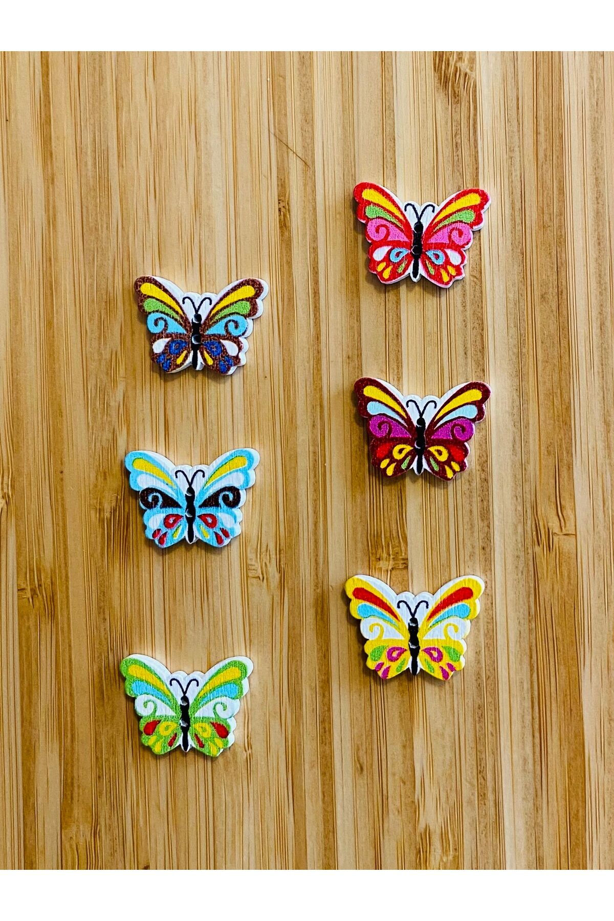 Dekoratif Boyalı Kelebek Şekilli Dikmeli Süs Aksesuar Ahşap Düğme 18 x 24 mm.  6'lı Paket. Mix. V1.