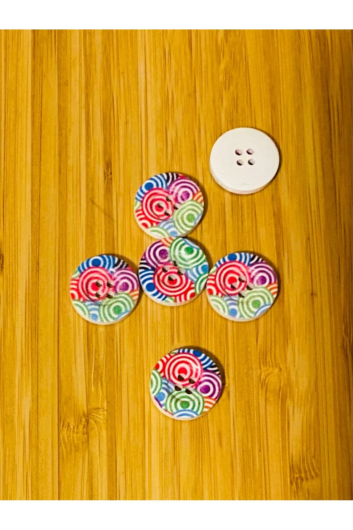 Dekoratif Desenli Boyama Ahşap Düğme 18 mm.  6'li Paket.
