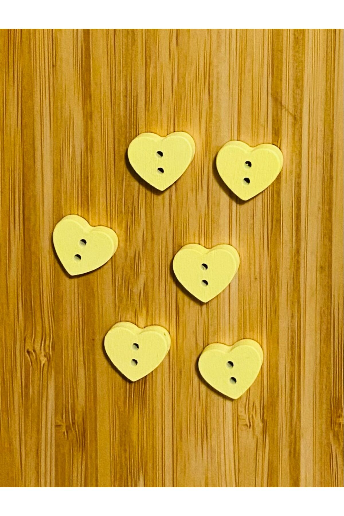 Kalp Şekilli Boyama Ahşap Düğme 13 x 14mm.  6'lı Paket. Sarı.
