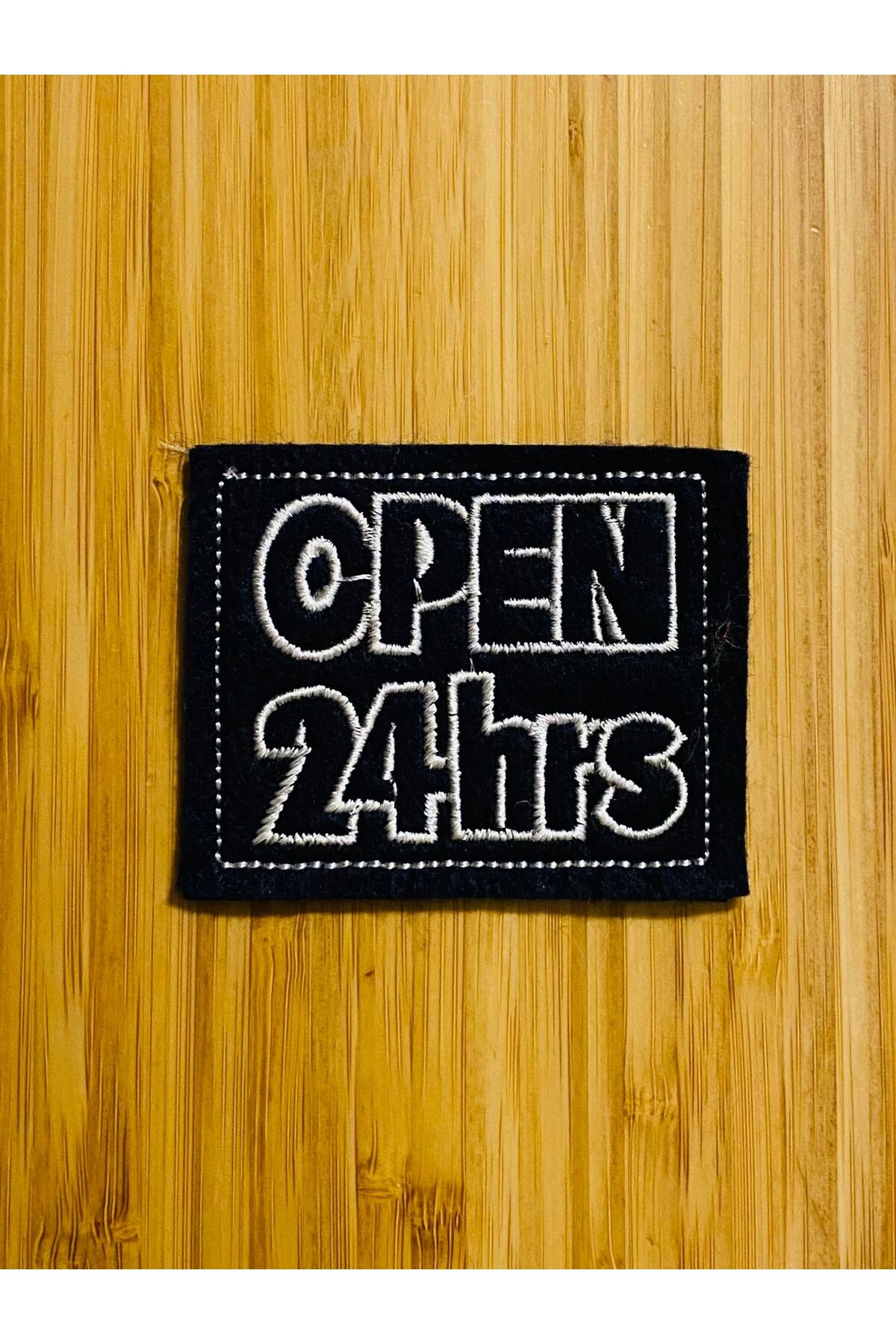 Arma Dikmeli Keçe Kumaş. Open 24 hrs 6x7.5cm. Siyah. 1 adet.