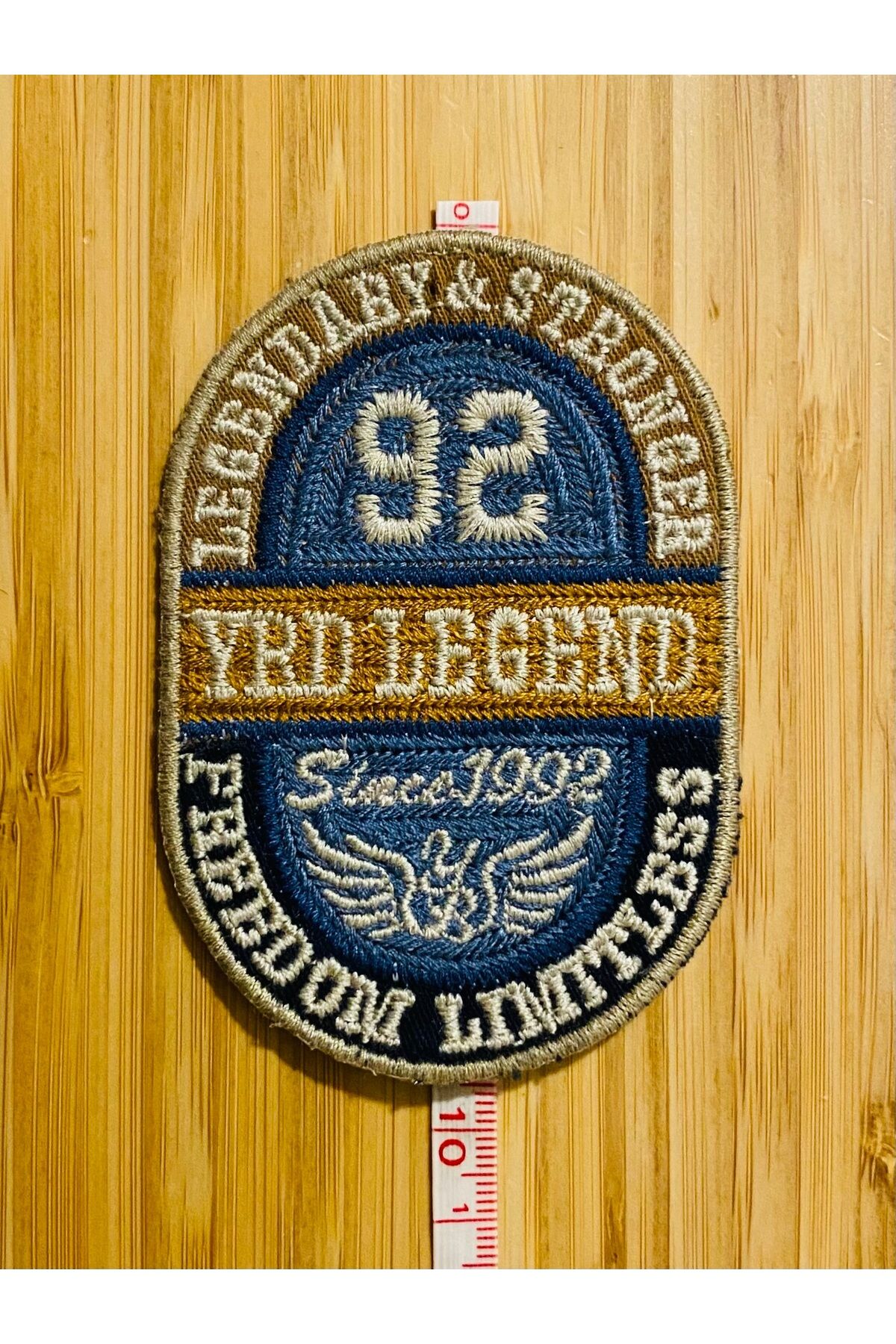 Arma İşlemeli Gabardin. 92 YRD LEGEND 6.5X9.3cm. Renkli.