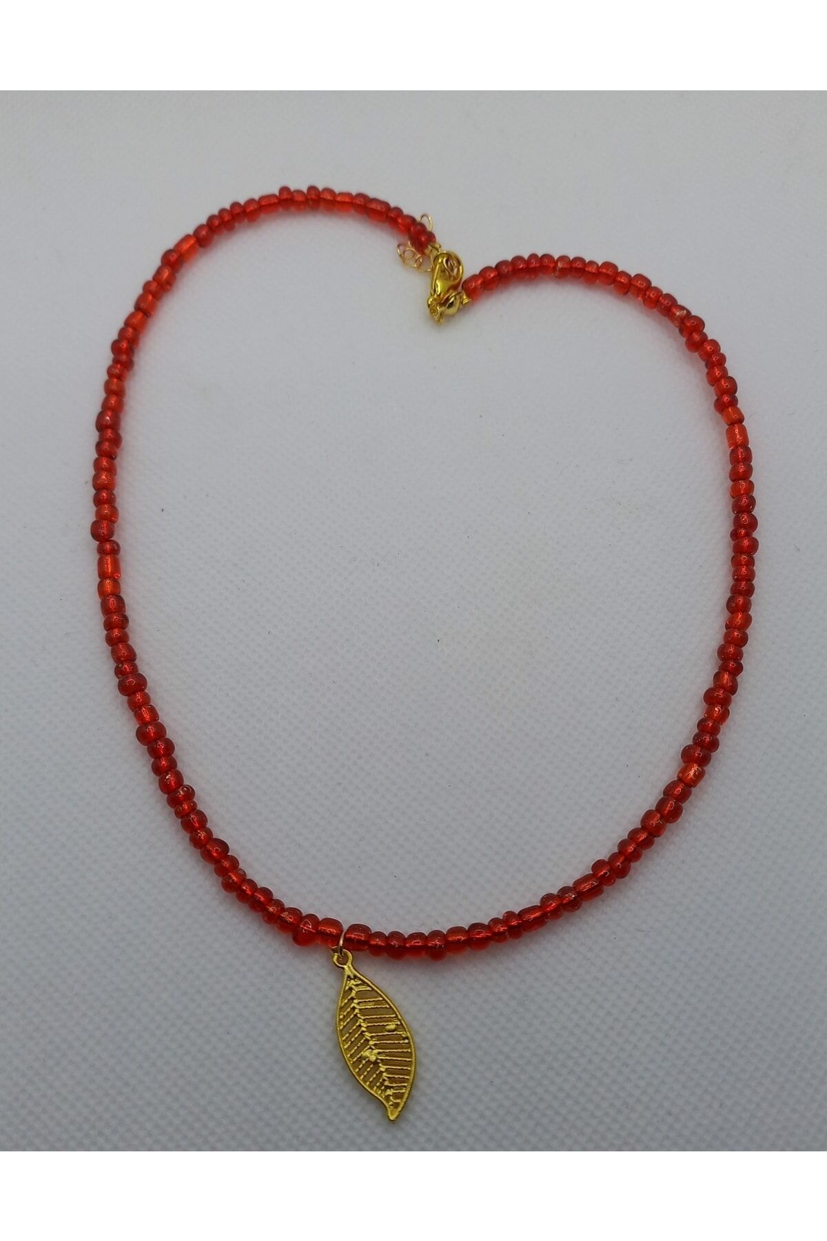Kaplama Metal Yaprak Uçlu Kırmızı Boncuk Kolye