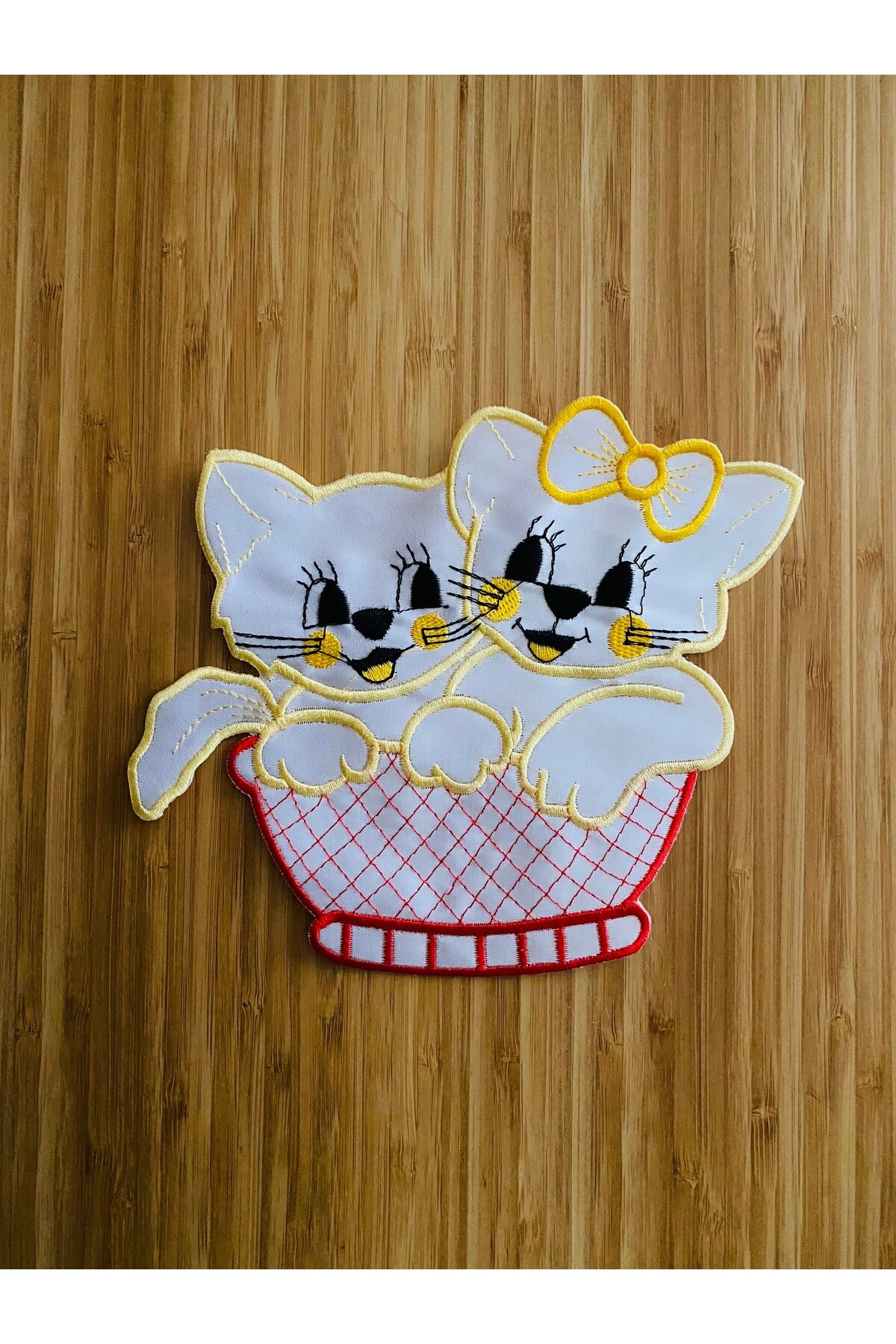 Arma Sepette ikiz kedi.Dikiş ile monte edilir. 16.5x19cm. 1 Adet.